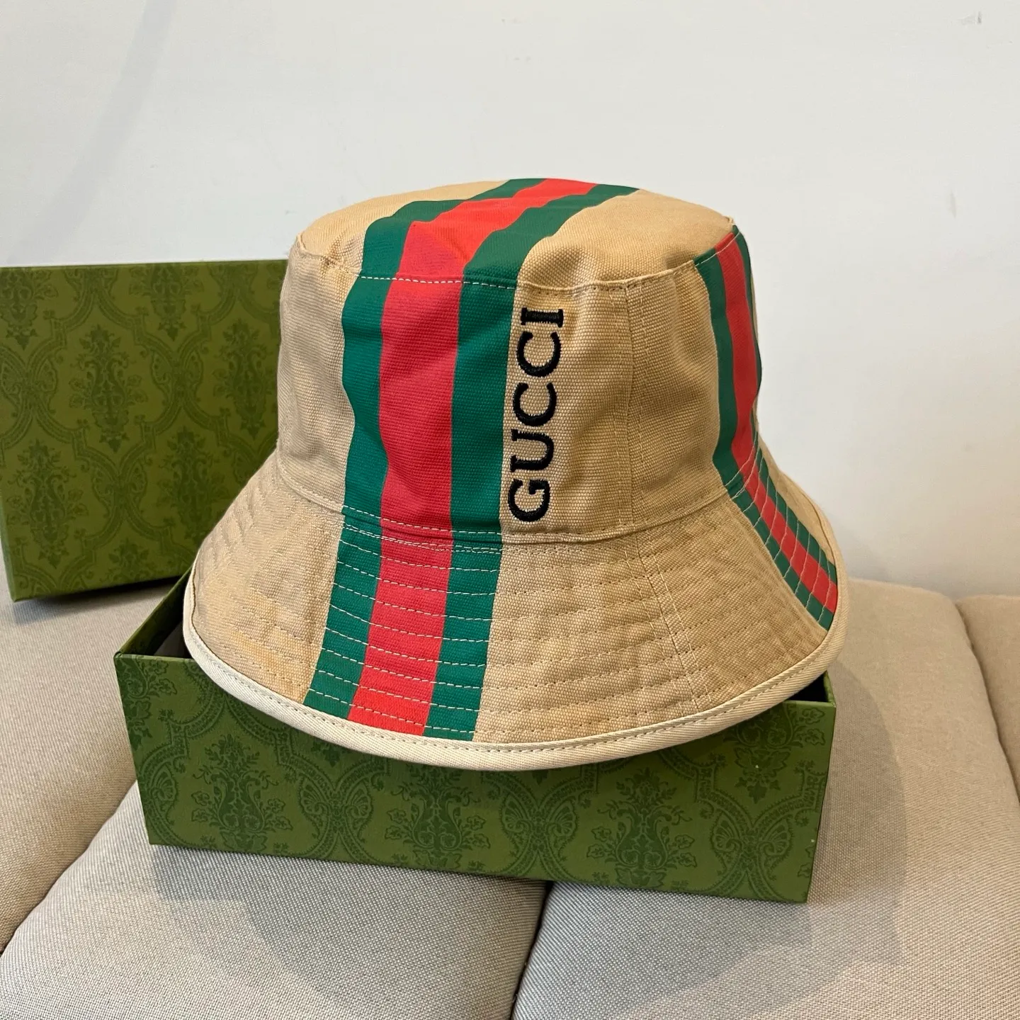 P70 Gucci baseball cap♥️GUCCI🧢New product from the official website, baseball cap, original quality, very popular 🔥🎩 The craftsmanship is very exquisite, high-end and classy! Low-key luxury, easy to carry! Running volume!