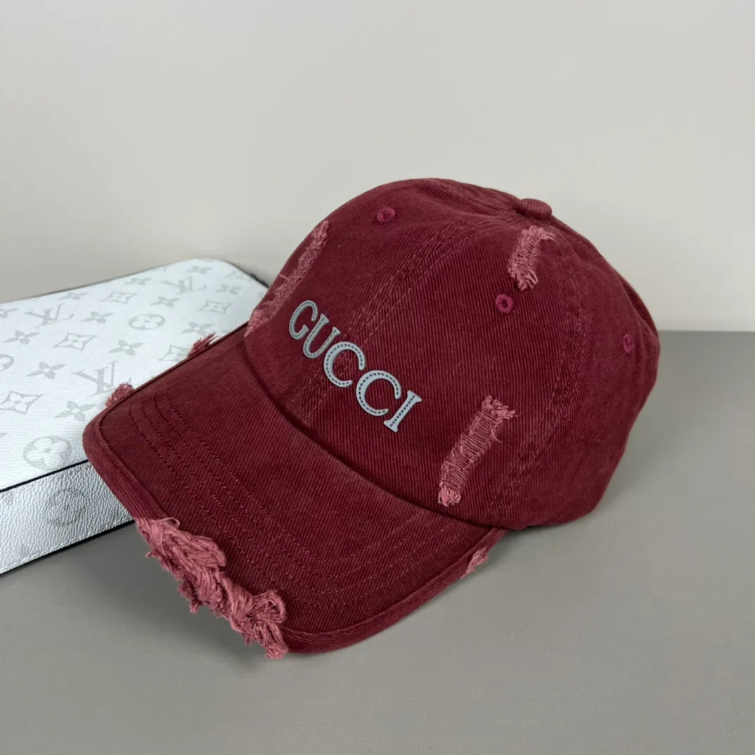 P56💰Gucci Baseball Cap♥️GUCCI🧢Official website new product, baseball cap, original quality, hot arrival 🔥🎩 The craftsmanship is very exquisite, high-end and classy! Low-key luxury, easy to carry! Running volume!