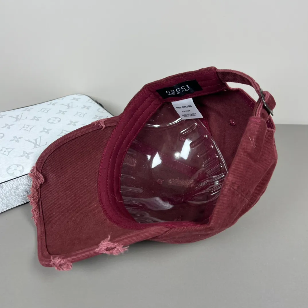 P56💰Gucci Baseball Cap♥️GUCCI🧢Official website new product, baseball cap, original quality, hot arrival 🔥🎩 The craftsmanship is very exquisite, high-end and classy! Low-key luxury, easy to carry! Running volume!