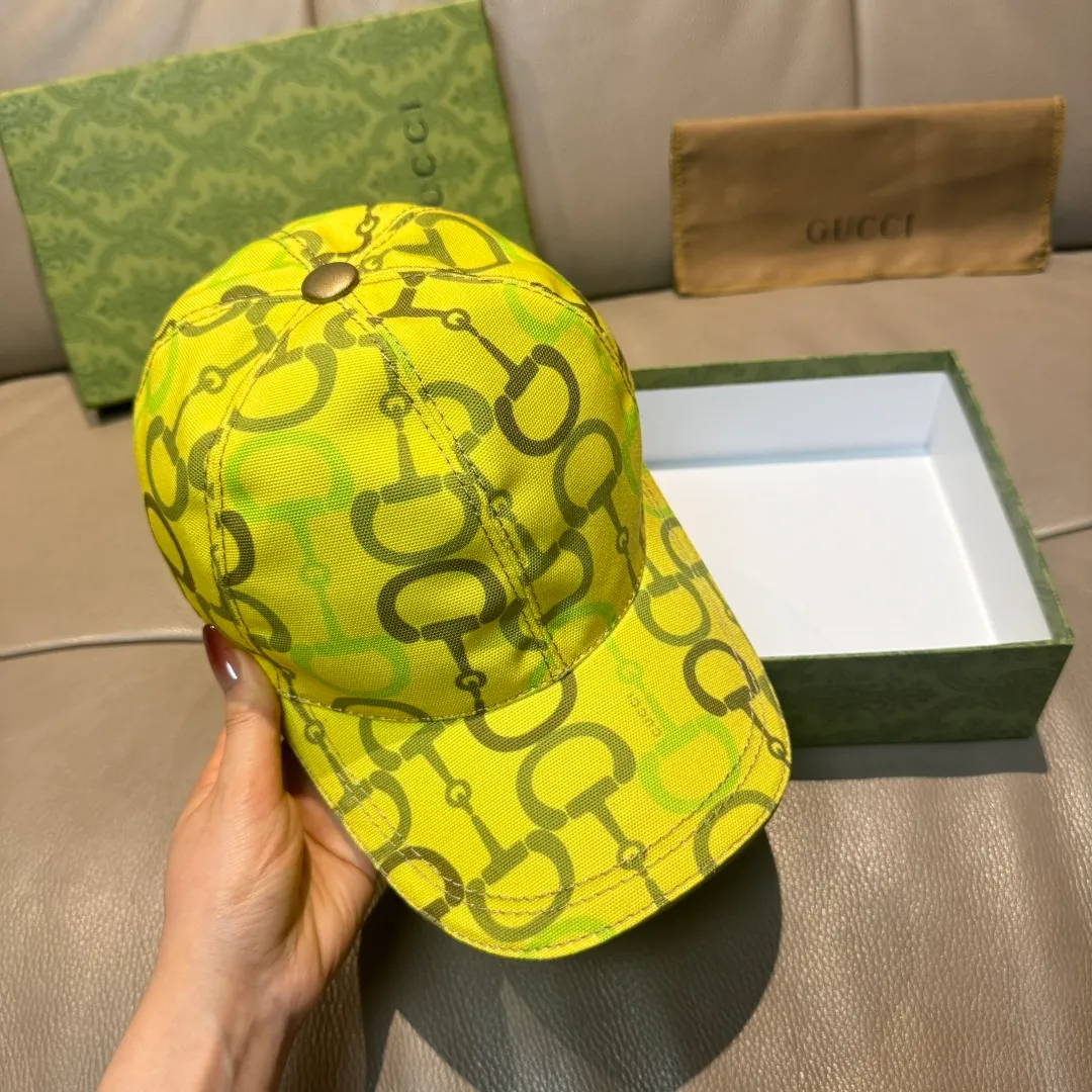 p90 Horsebit buckle shipped. Gucci new original baseball cap, horsebit buckle baseball cap. 1:1 mold opening and customization at the counter, original canvas fabric + first layer of cowhide, light and breathable! The basic head circumference is 56cm, and the patch is adjustable.