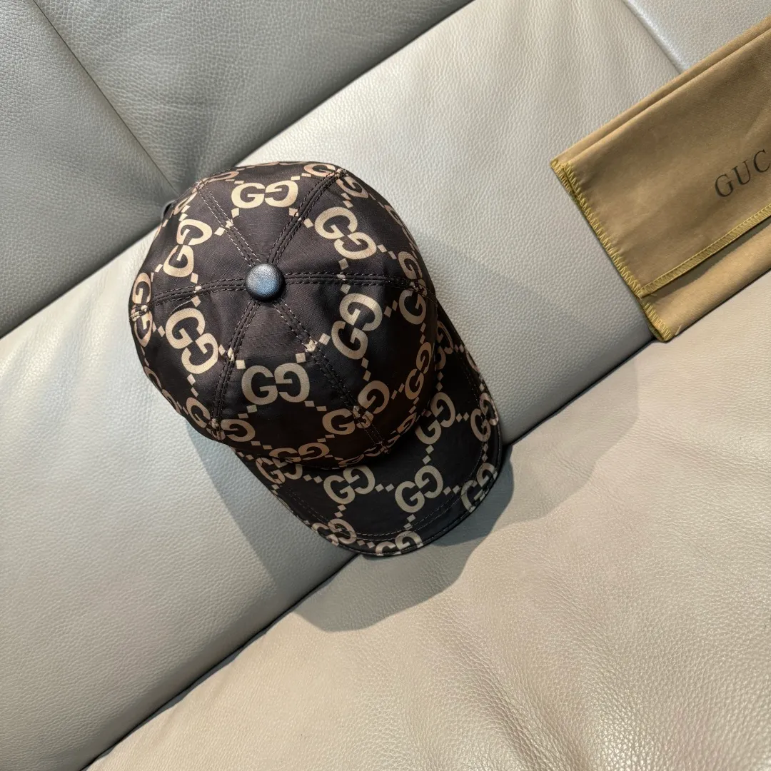 p90 New model shipped from official website. Gucci's latest original baseball cap, large double G, 1:1 mold customization at the counter, perfect alignment, original canvas fabric + first-layer cowhide, light and breathable! The basic head circumference is 56cm, and the patch is adjustable.