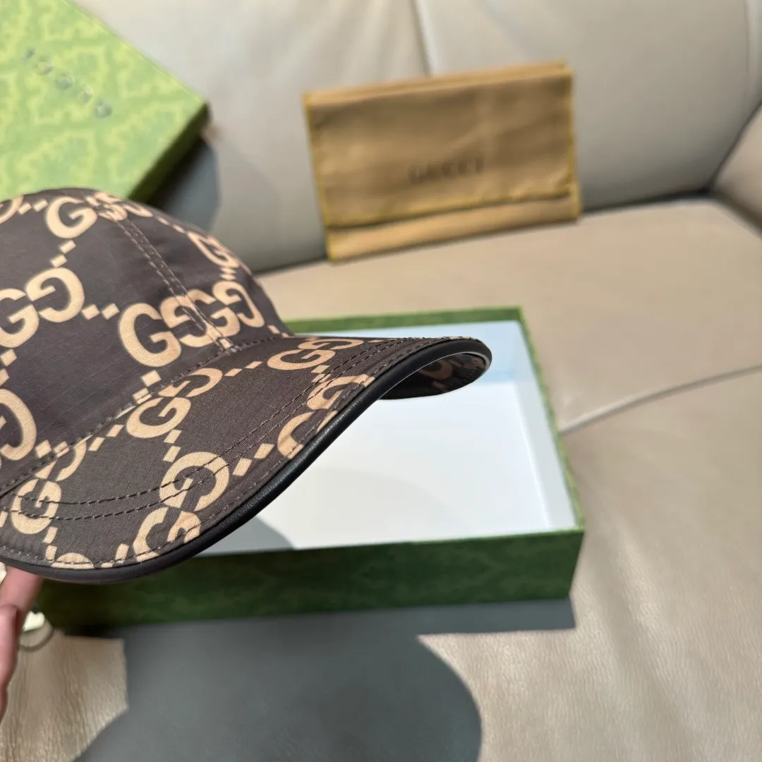p90 New model shipped from official website. Gucci's latest original baseball cap, large double G, 1:1 mold customization at the counter, perfect alignment, original canvas fabric + first-layer cowhide, light and breathable! The basic head circumference is 56cm, and the patch is adjustable.