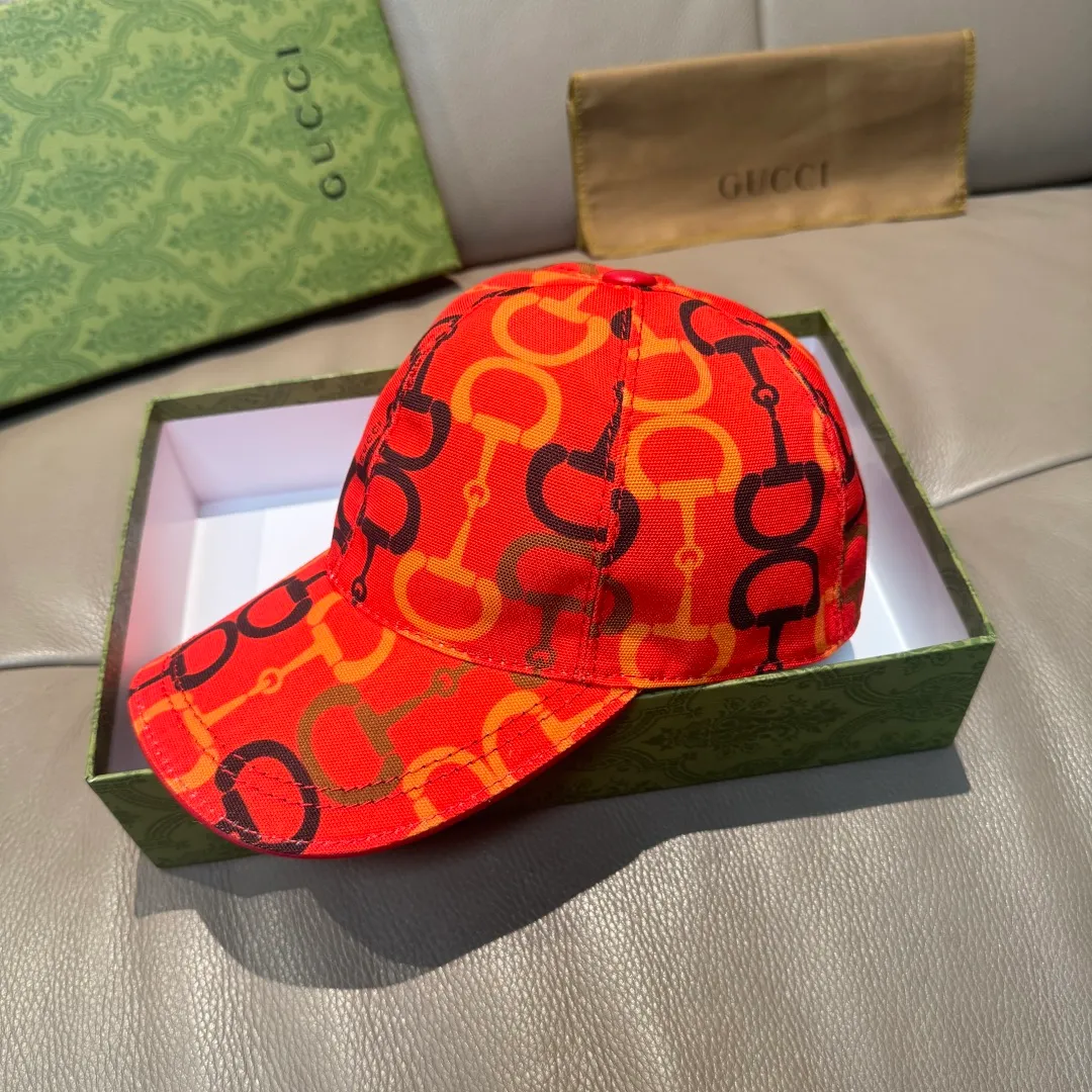 p90 Horsebit buckle shipped. Gucci new original baseball cap, horsebit buckle baseball cap. 1:1 mold opening and customization at the counter, original canvas fabric + first layer of cowhide, light and breathable! The basic head circumference is 56cm, and the patch is adjustable.