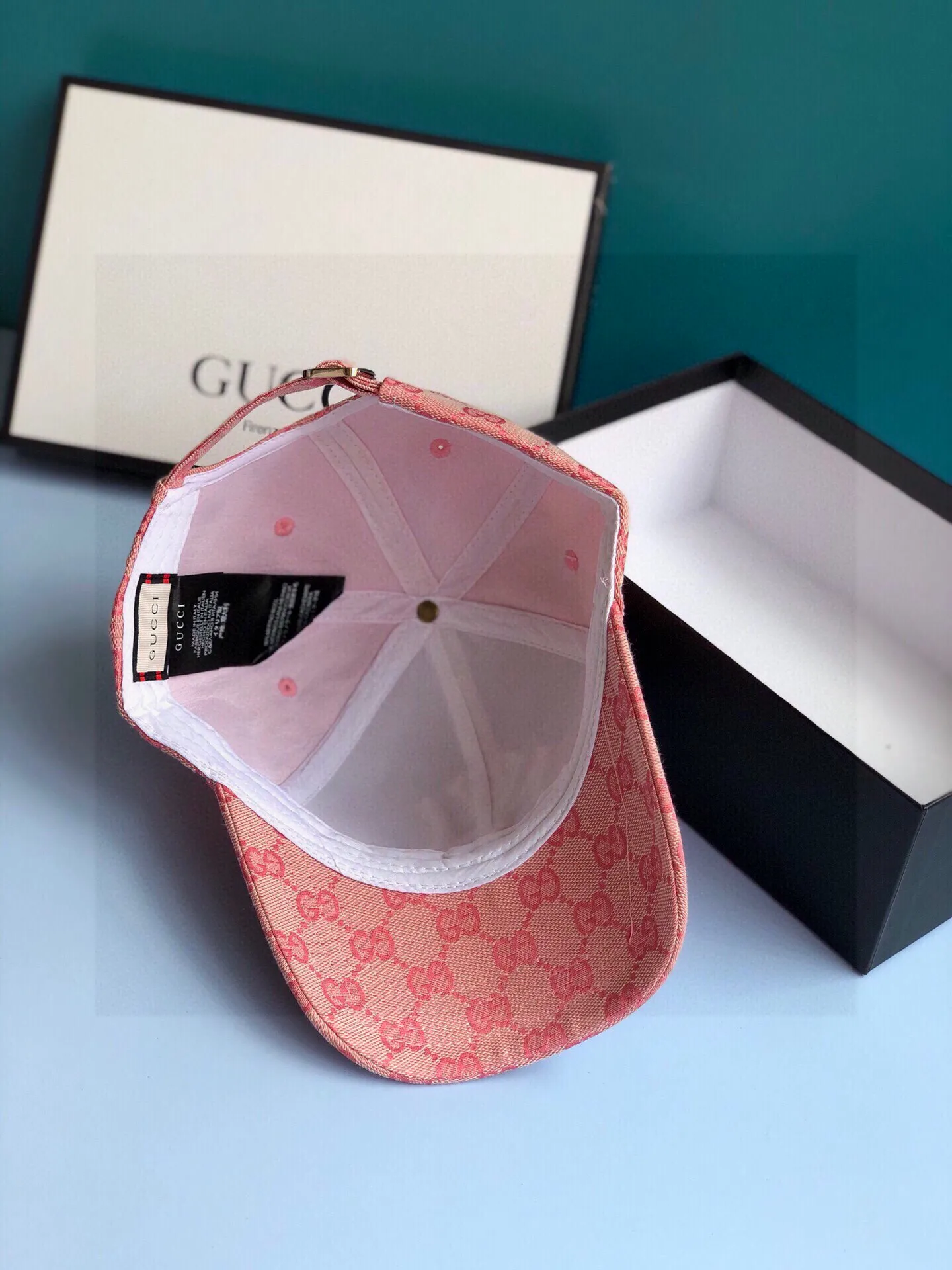 Special price 🉐60💰 🧢Gucci co-branded NY🧢. The most popular co-branded limited edition, synchronized with the authentic products at the counter, a super high-quality one, you can see how good it is just by looking at the detailed pictures, it has finally arrived! New three-dimensional embroidery model, genuine purchase🌸Super good quality, high-end model, exquisite brim