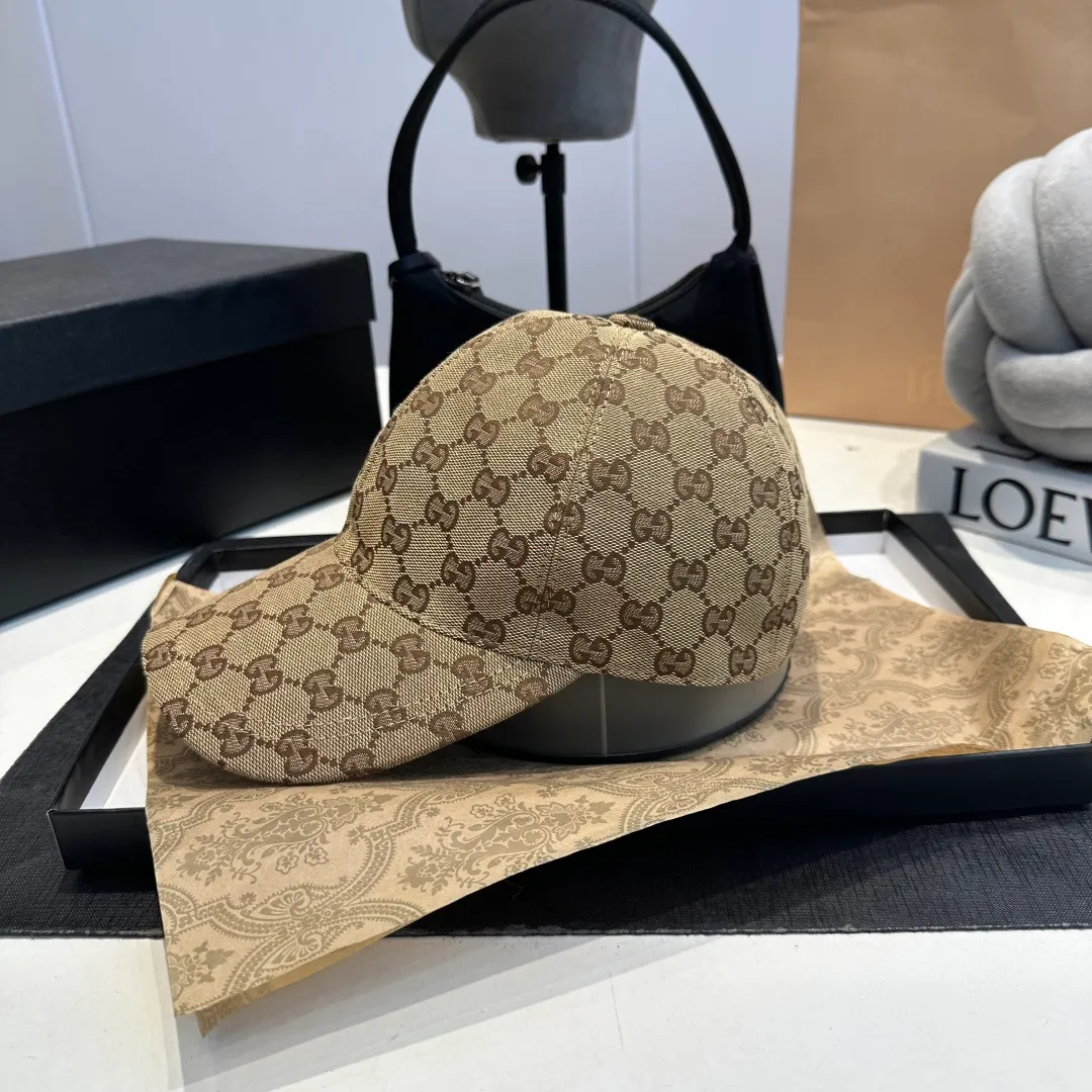 P1 million classic model shipped in new colors! Comes with a box bag, Gucci's classic original baseball cap😍😍Customized at a 1:1 mold at the counter, the highest version, original canvas fabric + first-layer cowhide, light and breathable! Photographed in real life, suitable for men and women in all seasons, basic head circumference 56cm, adjustable patches.