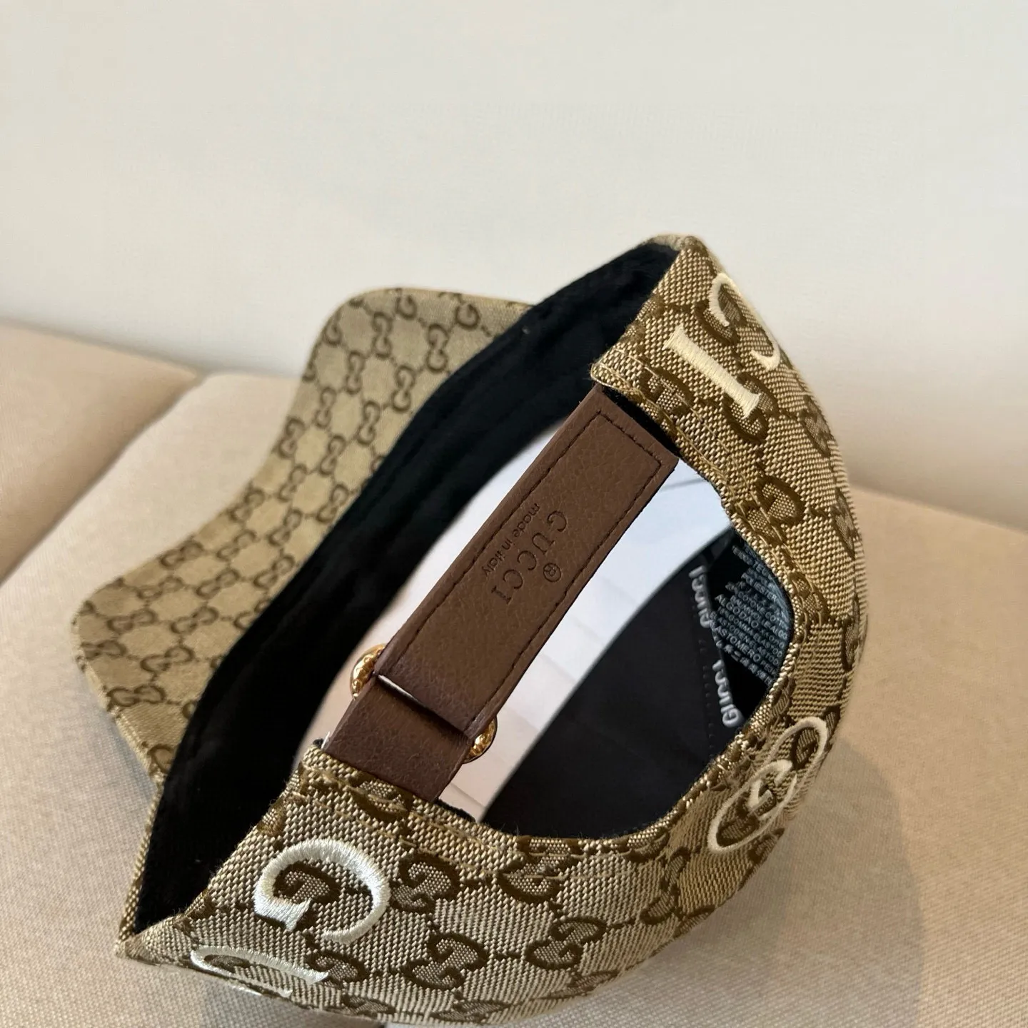 P60 Gucci Baseball Cap♥️GUCCI🧢New product from the official website, baseball cap, original quality, very popular 🔥🎩 The craftsmanship is very exquisite, high-end and classy! Low-key luxury, easy to carry! Running volume!