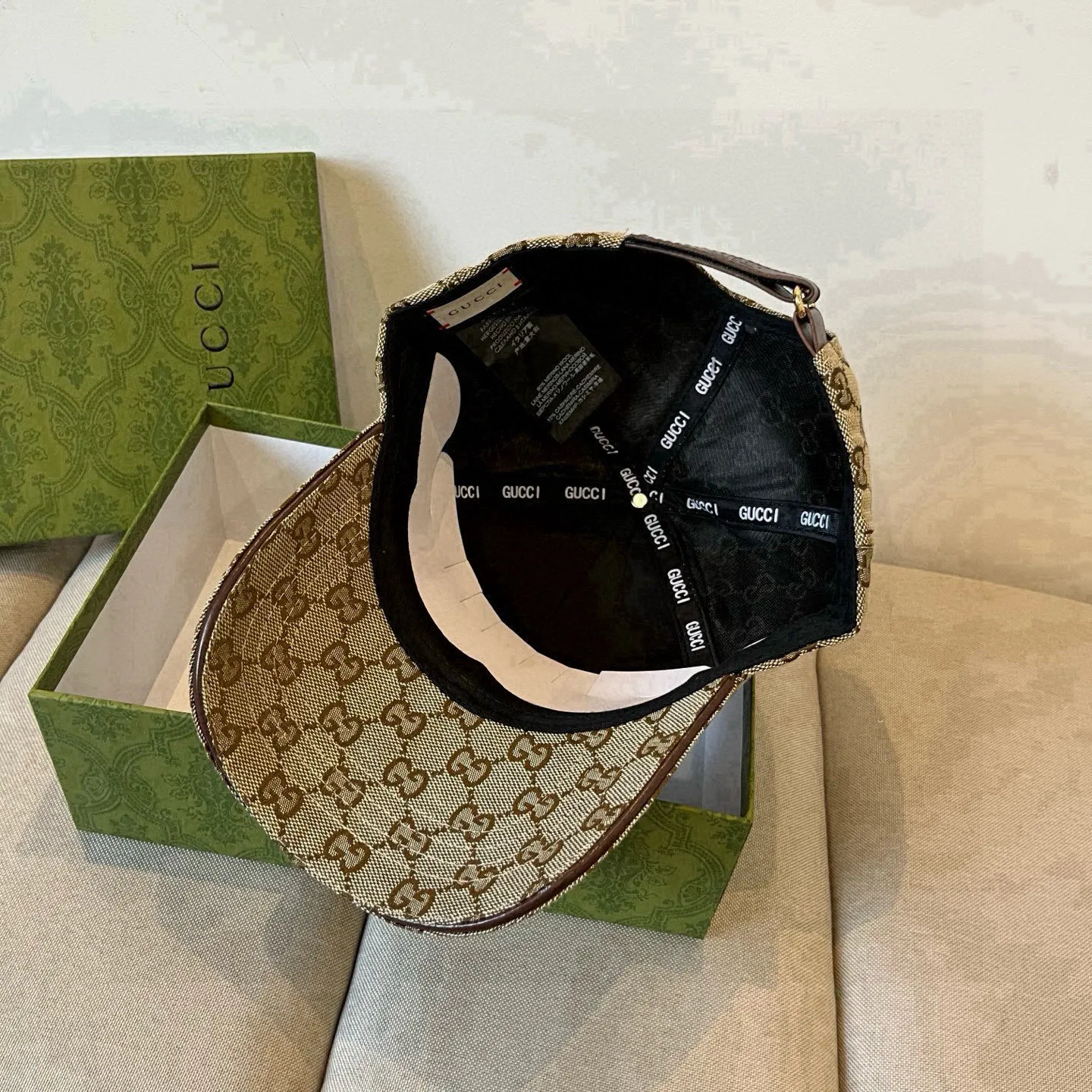 P60 Gucci Baseball Cap♥️GUCCI🧢New product from the official website, baseball cap, original quality, very popular 🔥🎩 The craftsmanship is very exquisite, high-end and classy! Low-key luxury, easy to carry! Running volume!