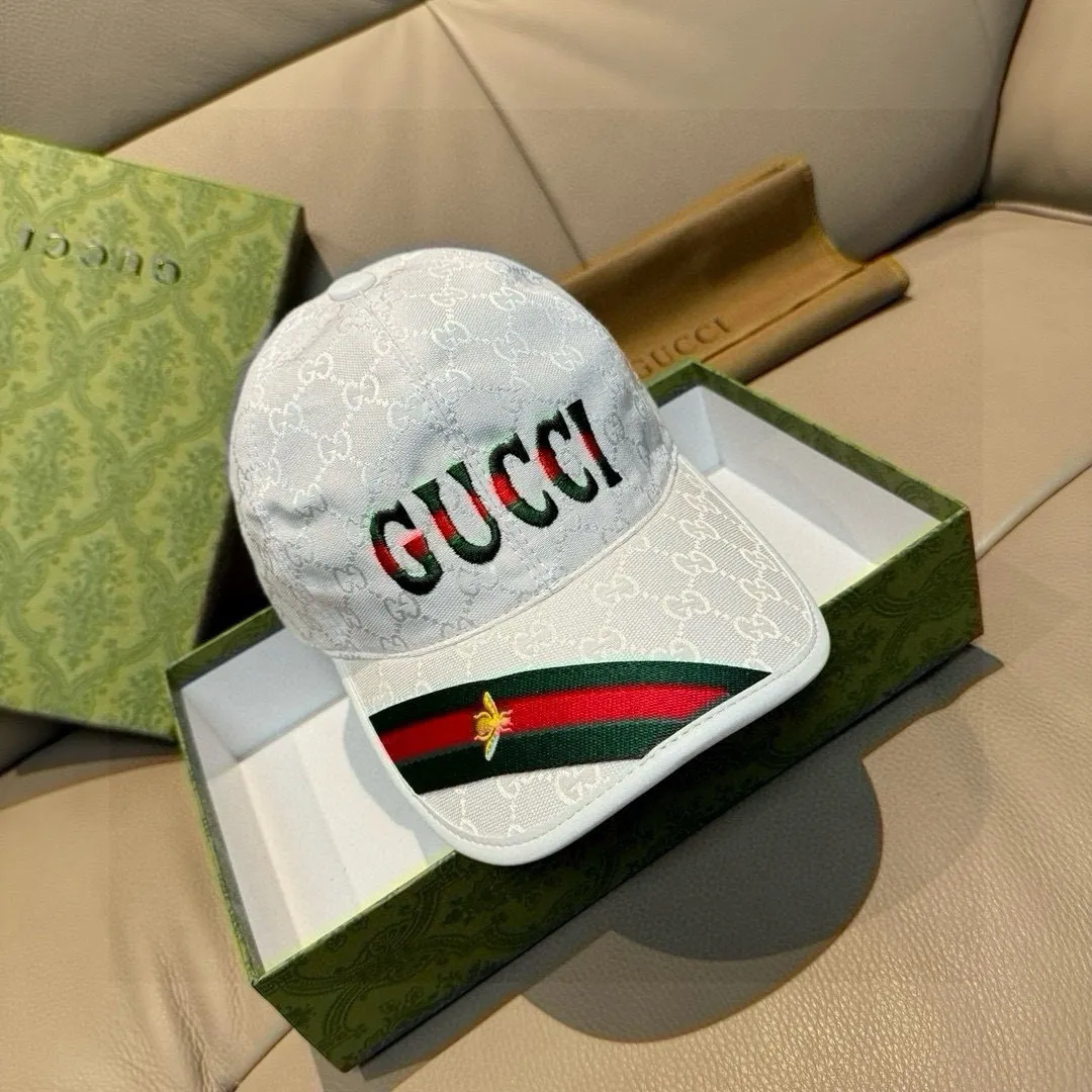 P90, Gucci's new original baseball cap, 1:1 mold customization, heavy embroidery, details comparable to those at counters, original canvas fabric + first-layer cowhide, great quality! The first choice for handsome men and beautiful women, fashionable and versatile. The basic head circumference is 56cm, and the patch is adjustable.
