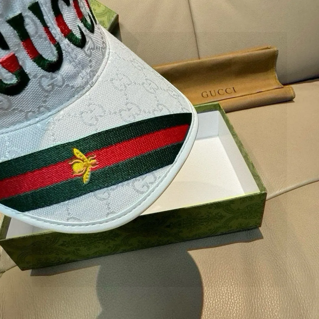 P90, Gucci's new original baseball cap, 1:1 mold customization, heavy embroidery, details comparable to those at counters, original canvas fabric + first-layer cowhide, great quality! The first choice for handsome men and beautiful women, fashionable and versatile. The basic head circumference is 56cm, and the patch is adjustable.