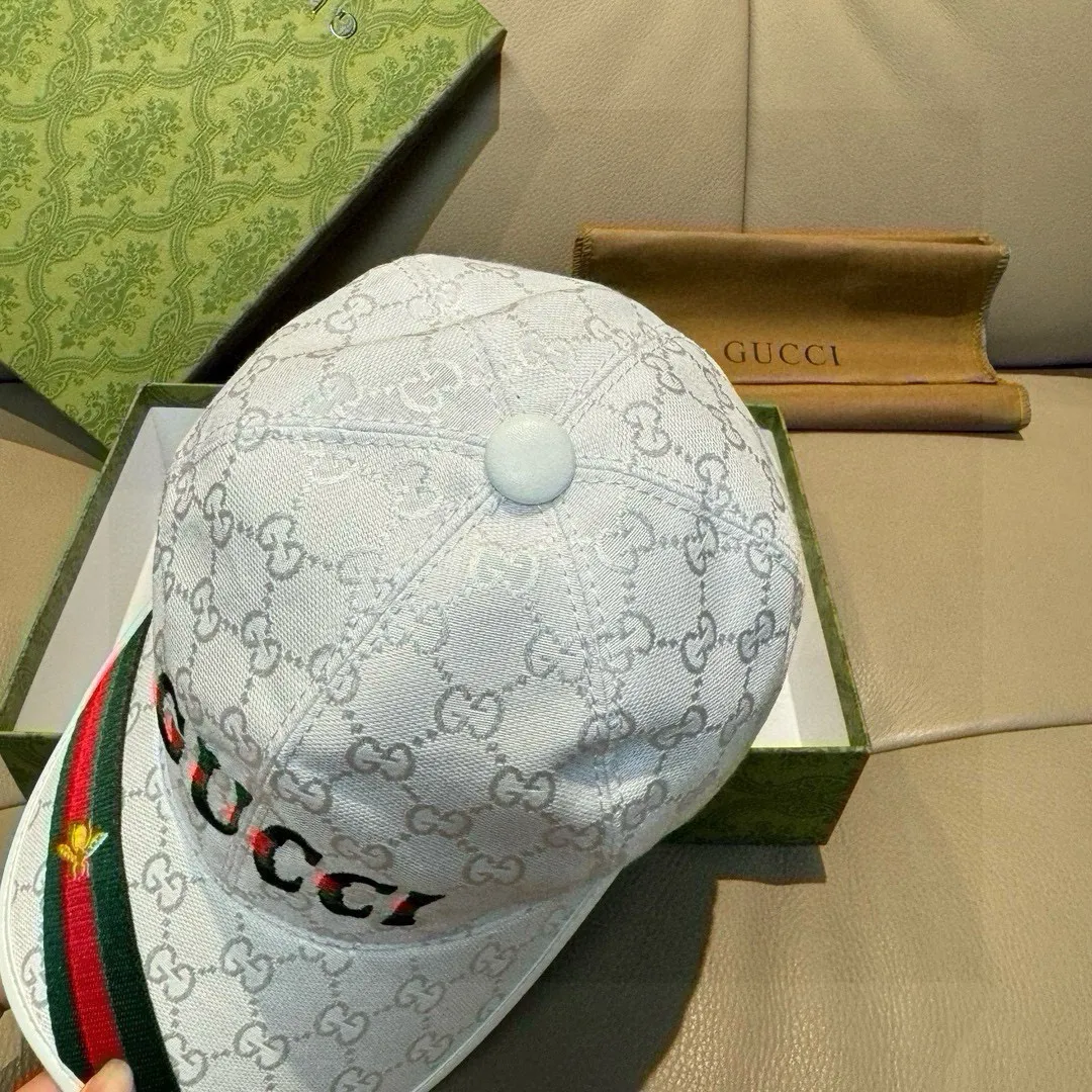 P90, Gucci's new original baseball cap, 1:1 mold customization, heavy embroidery, details comparable to those at counters, original canvas fabric + first-layer cowhide, great quality! The first choice for handsome men and beautiful women, fashionable and versatile. The basic head circumference is 56cm, and the patch is adjustable.