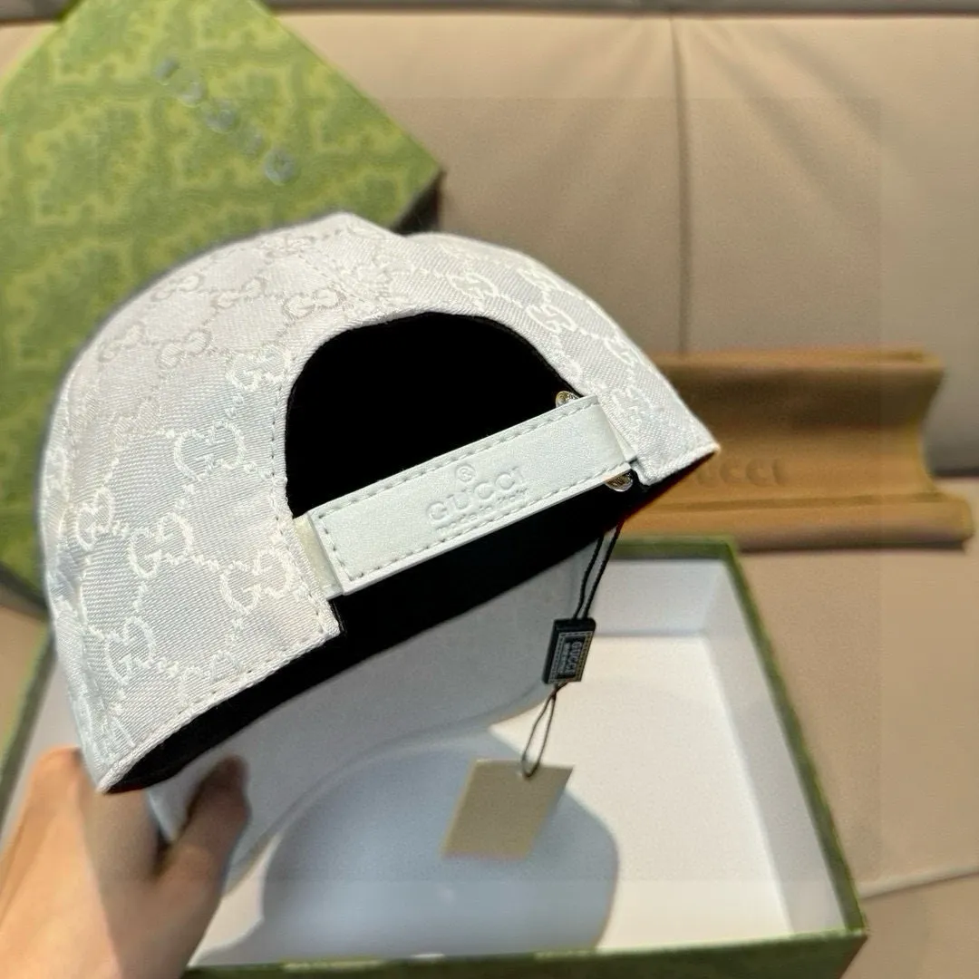 P90, Gucci's new original baseball cap, 1:1 mold customization, heavy embroidery, details comparable to those at counters, original canvas fabric + first-layer cowhide, great quality! The first choice for handsome men and beautiful women, fashionable and versatile. The basic head circumference is 56cm, and the patch is adjustable.