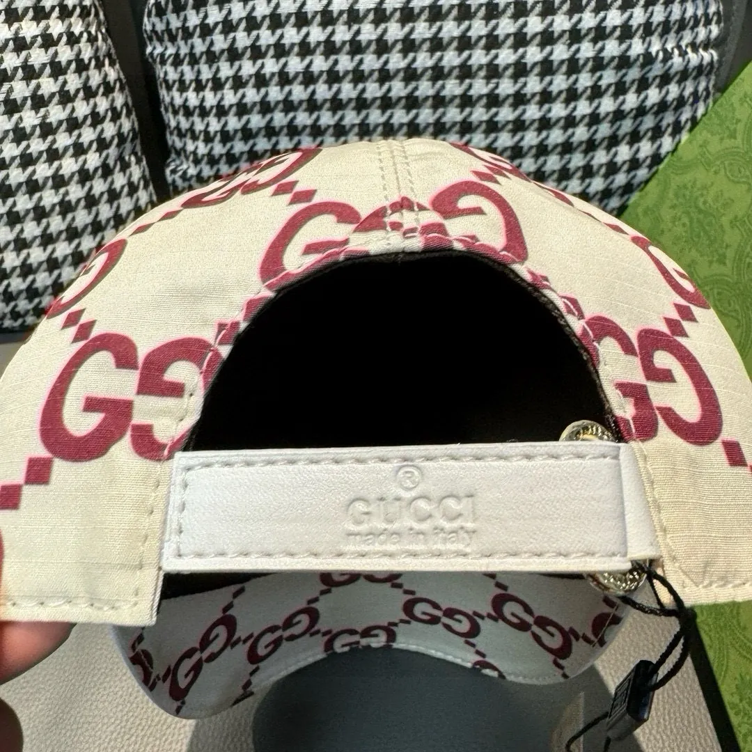 Batch 90, new model shipped from the official website, with packaging bag, Gucci's latest original baseball cap, large double G, 1:1 mold customization at the counter, perfect pattern, original canvas fabric + first-layer cowhide, light and breathable! The basic head circumference is 56cm, and the patch is adjustable.