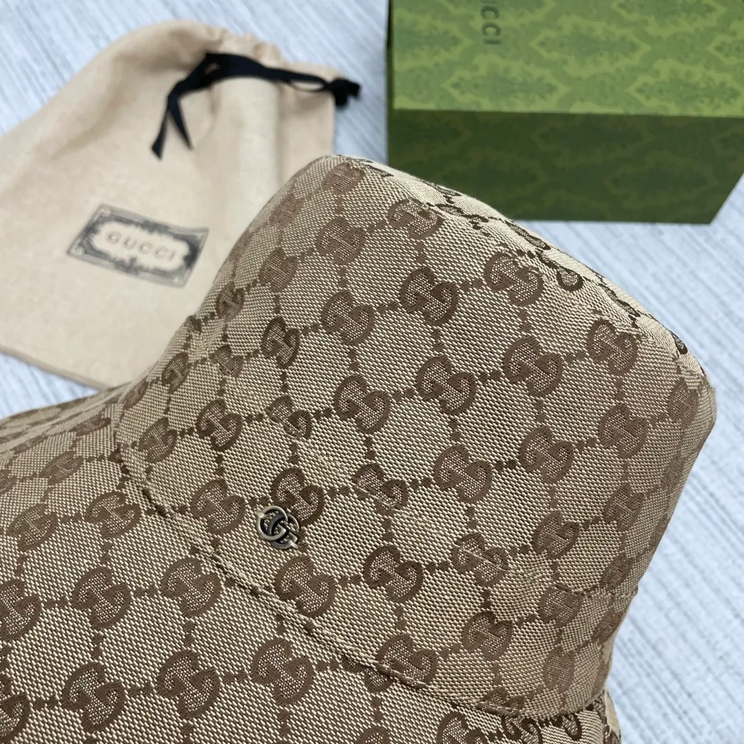 Special batch of 80 GUCCI classic presbyopic lettering. The presbyopic fisherman hat is really fashionable. It is a super popular 2022 spring and summer new fisherman hat. I saw the popular style. It is fashionable and versatile. It can be worn all year round. It goes well with clothes.