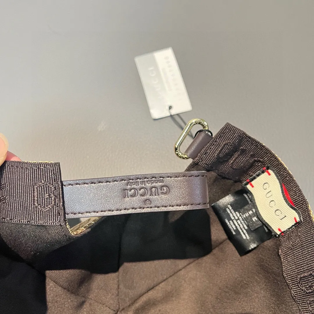 p90., Gucci (Gucci) classic original baseball cap, vertical small webbing, 1:1 mold customization, original canvas + first-layer cowhide, genuine leather edging, handsome and fashionable, popular purchasing agency, versatile style for men and women, great quality! The basic head circumference is 56cm, and the patch is adjustable.