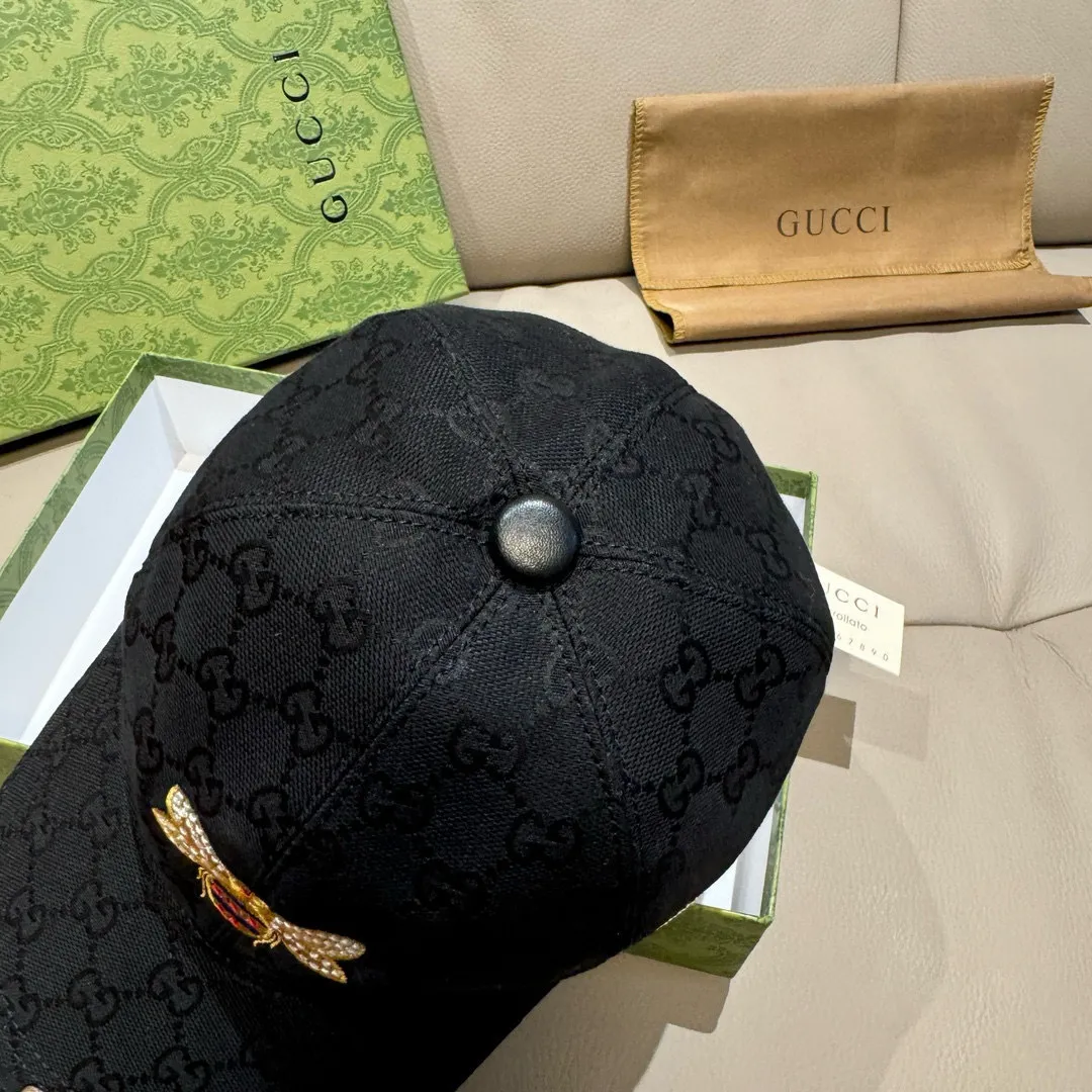 p90, Gucci (Gucci) original baseball cap, little bee embroidery, 1:1 mold customization, heavy embroidery, details comparable to counters, original canvas + first-layer cowhide, pure cotton lining, great quality! The first choice for handsome men and beautiful women, fashionable and versatile. Basic head circumference 56, adjustable patch