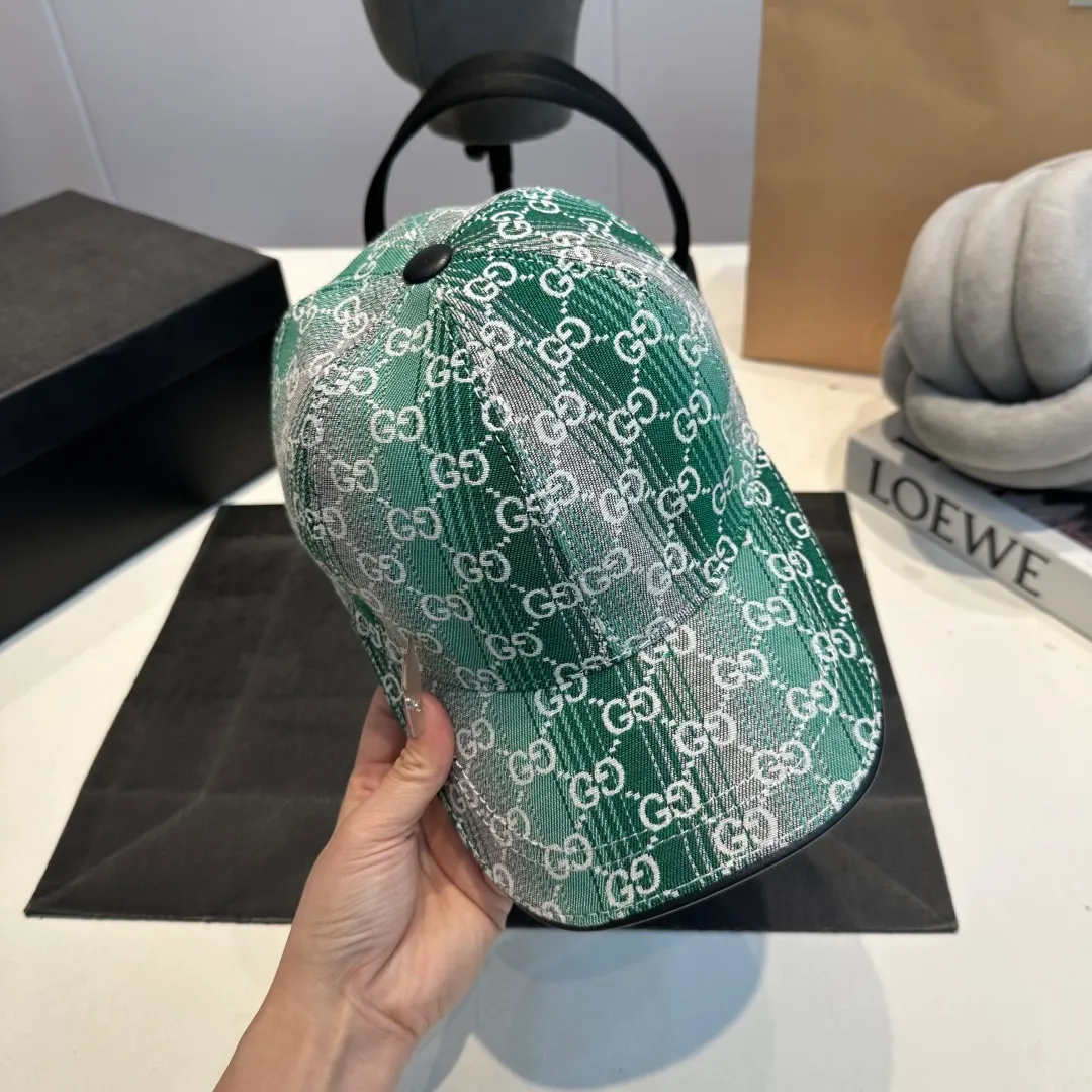 P100 Gucci new original baseball cap, Gucci gradient jacquard, 1:1 mold opening and customization at the counter, original canvas fabric + first-layer cowhide, light and breathable! The quality is great, the basic head circumference is 56cm, and the patch is adjustable.