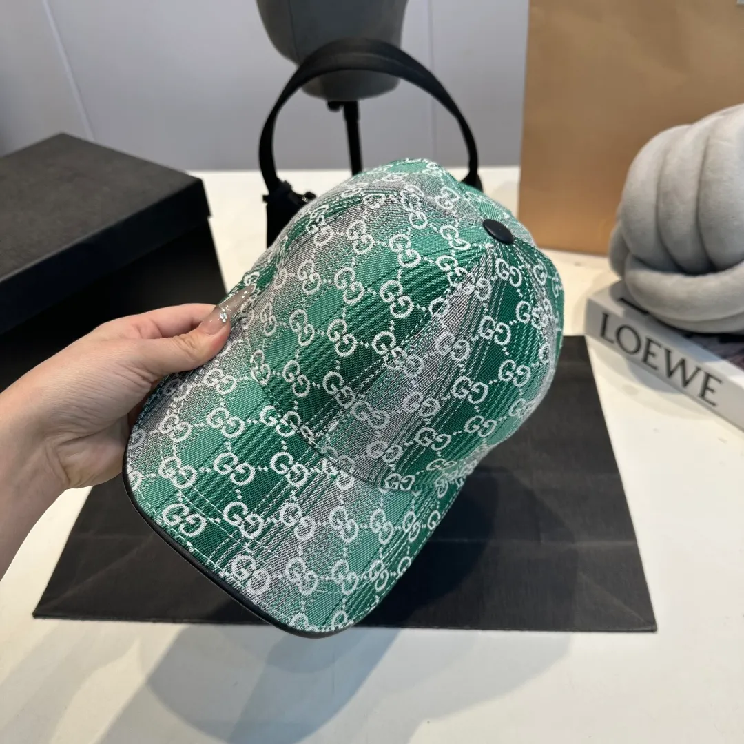 P100 Gucci new original baseball cap, Gucci gradient jacquard, 1:1 mold opening and customization at the counter, original canvas fabric + first-layer cowhide, light and breathable! The quality is great, the basic head circumference is 56cm, and the patch is adjustable.