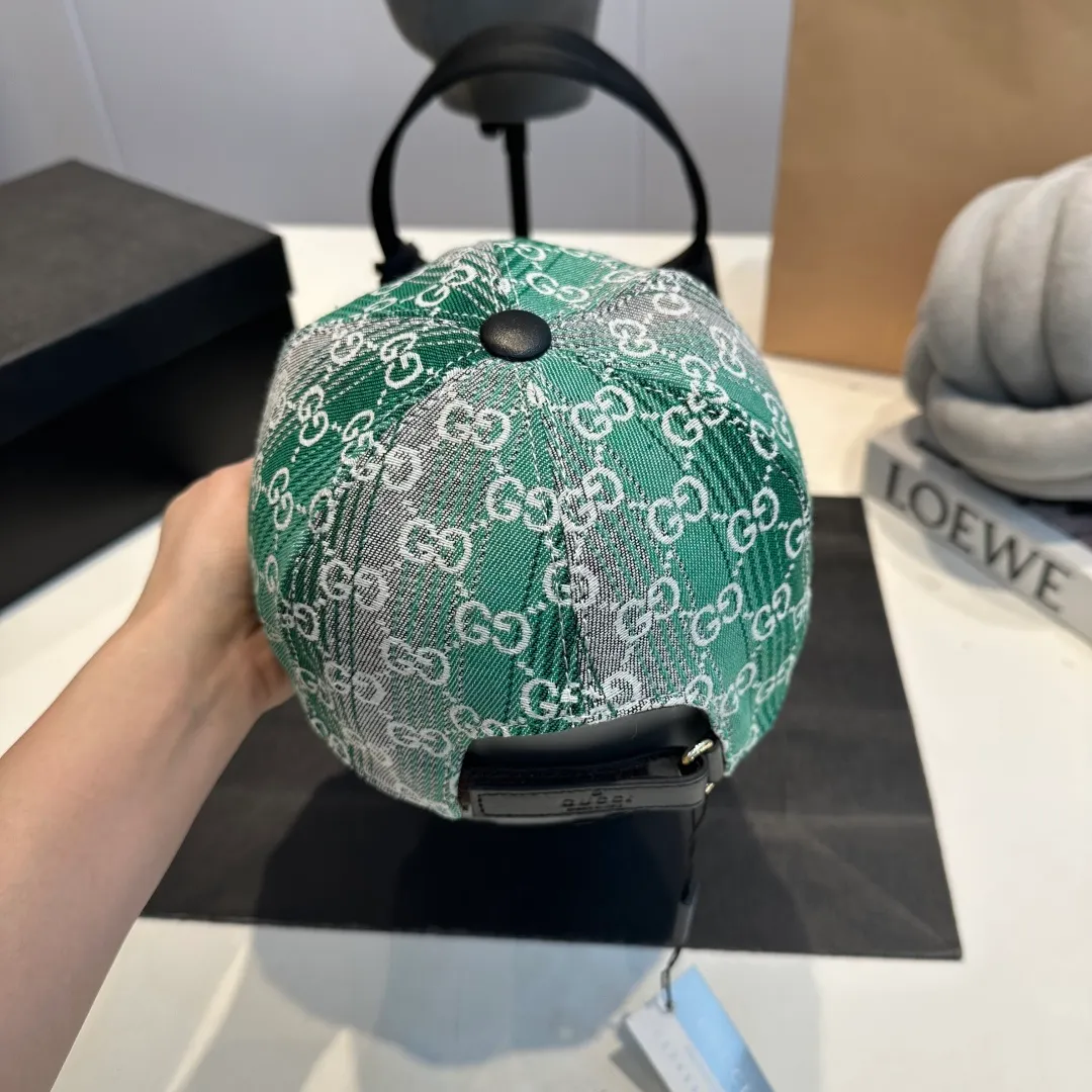 P100 Gucci new original baseball cap, Gucci gradient jacquard, 1:1 mold opening and customization at the counter, original canvas fabric + first-layer cowhide, light and breathable! The quality is great, the basic head circumference is 56cm, and the patch is adjustable.