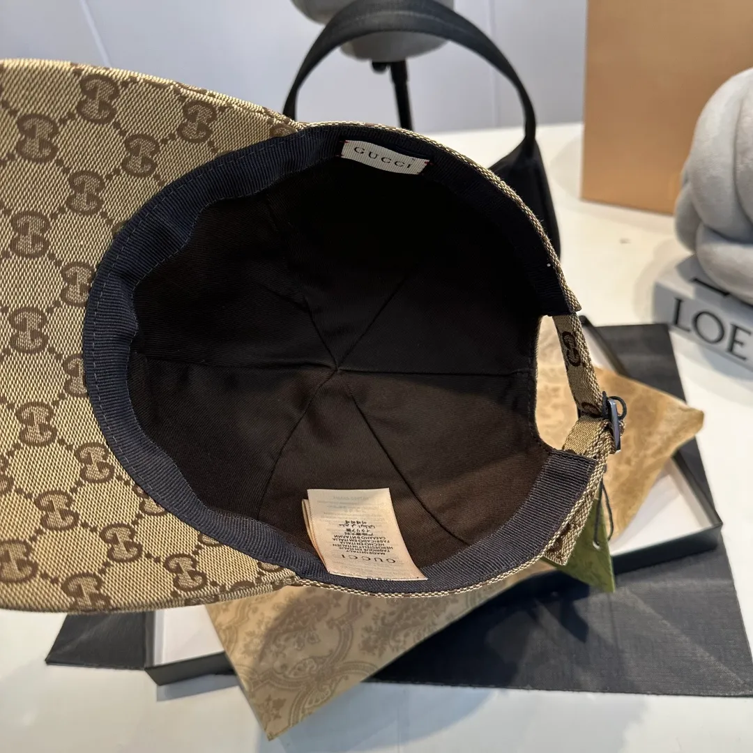 P1 million classic model shipped in new colors! Comes with a box bag, Gucci's classic original baseball cap😍😍Customized at a 1:1 mold at the counter, the highest version, original canvas fabric + first-layer cowhide, light and breathable! Photographed in real life, suitable for men and women in all seasons, basic head circumference 56cm, adjustable patches.