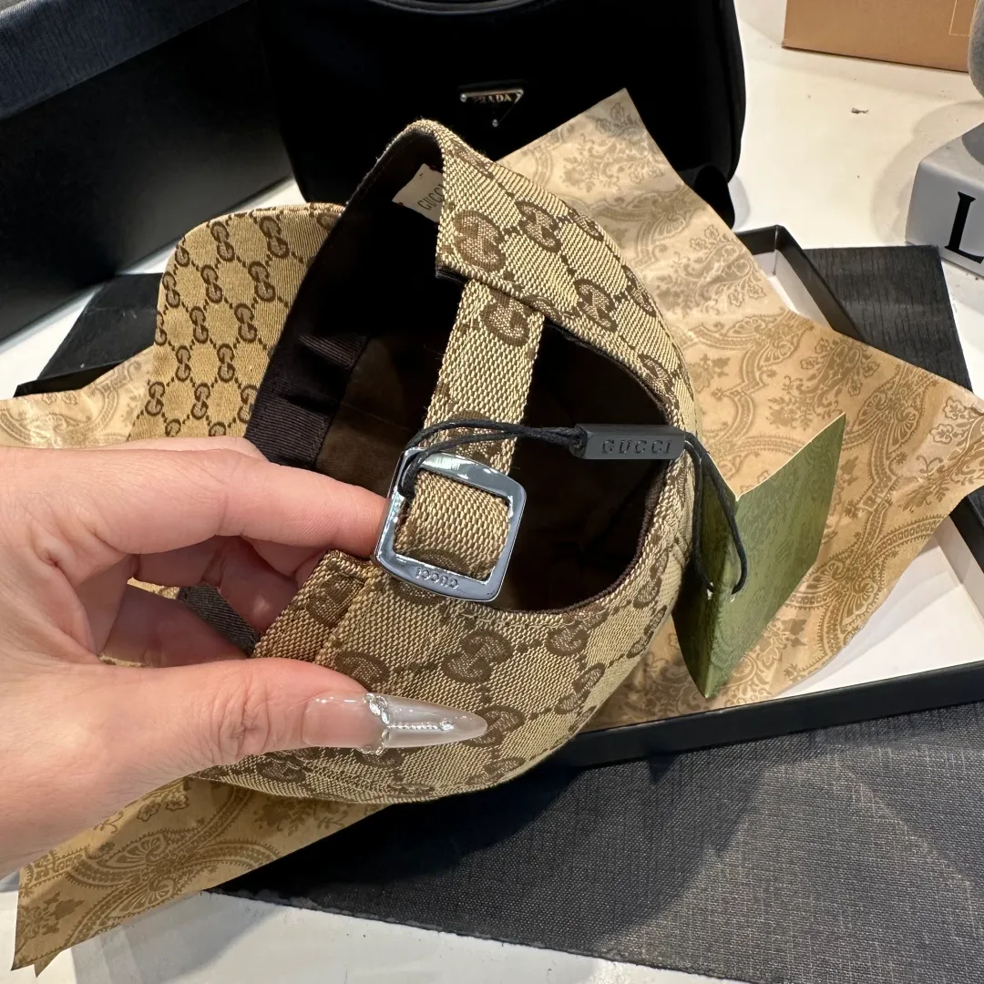 P1 million classic model shipped in new colors! Comes with a box bag, Gucci's classic original baseball cap😍😍Customized at a 1:1 mold at the counter, the highest version, original canvas fabric + first-layer cowhide, light and breathable! Photographed in real life, suitable for men and women in all seasons, basic head circumference 56cm, adjustable patches.