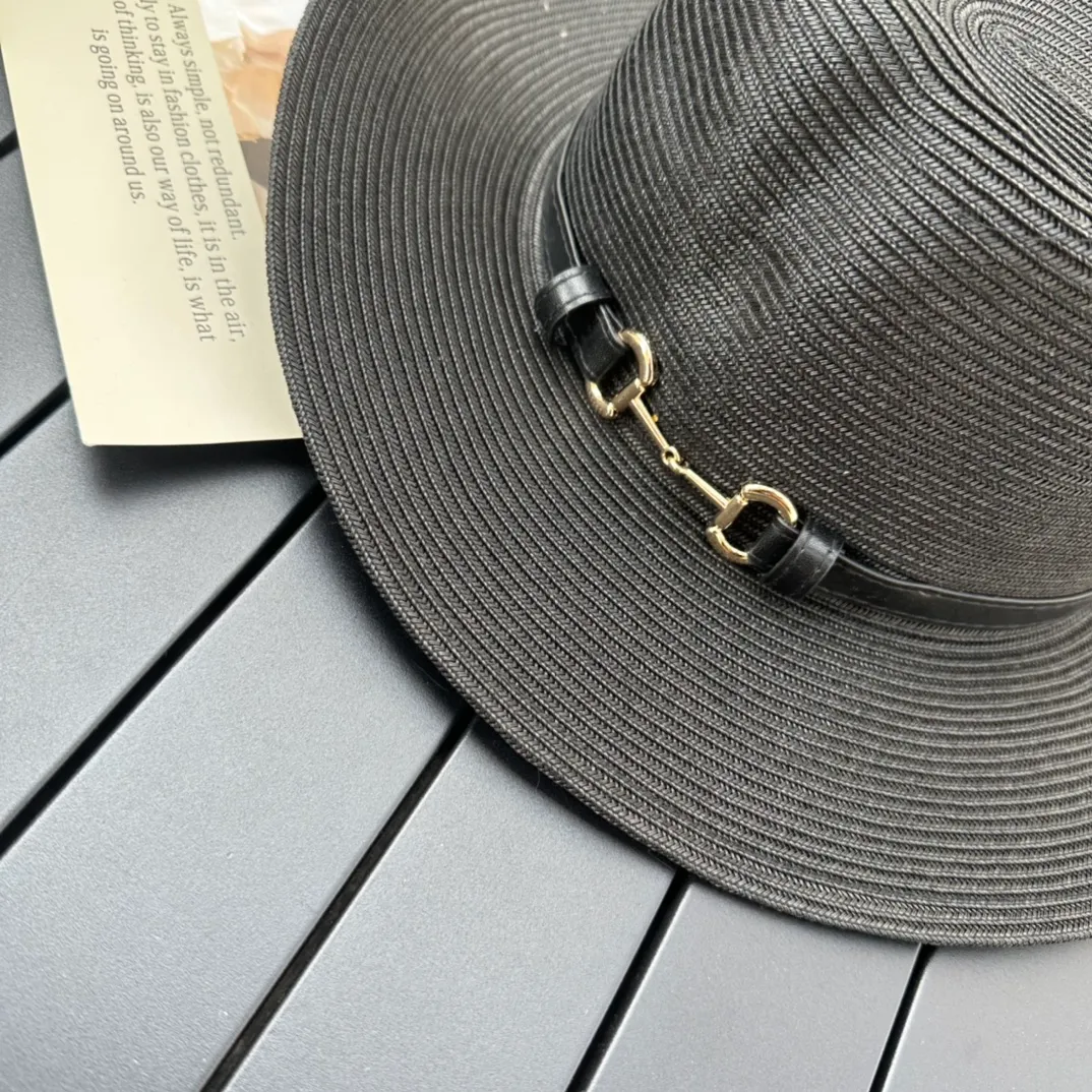 P110 Gucci saddle button straw hat is popular among many bloggers. The shape of the hat is super correct and made in 1:1 version. It is the best choice whether you go to the grasslands or go to the beach for vacation.