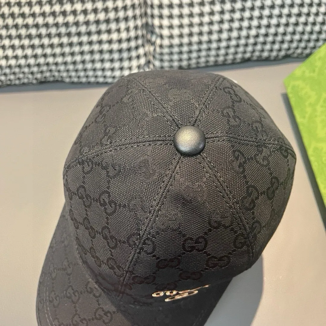 Batch of 900,000-year-old classic models shipped!   , Gucci (Gucci) classic original baseball cap 😍😍 small gold embroidery, 1:1 mold opening and customization at the counter, the highest version, original canvas + first-layer cowhide, pure cotton lining, light and breathable! Photographed in real life, suitable for men and women in all seasons, basic head circumference 56cm, adjustable patches.