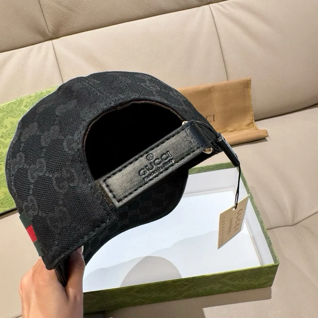 p90, the latest collaboration model of NY&Gucci (Gucci), original baseball cap, 1:1 mold customization, details comparable to those at the counter, original canvas fabric + first-layer cowhide, excellent quality! The first choice for handsome men and beautiful women, fashionable and versatile. The basic head circumference is 56cm, and the patch is adjustable.