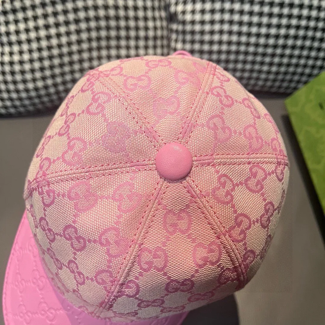 P90, Gucci (Gucci) classic original baseball cap, small double G cowhide stitching, 1:1 mold customization, excellent quality! The brim is embossed with first-layer cowhide, the quality is excellent! Basic head circumference 56, adjustable patch, five colors in stock, best-selling model!