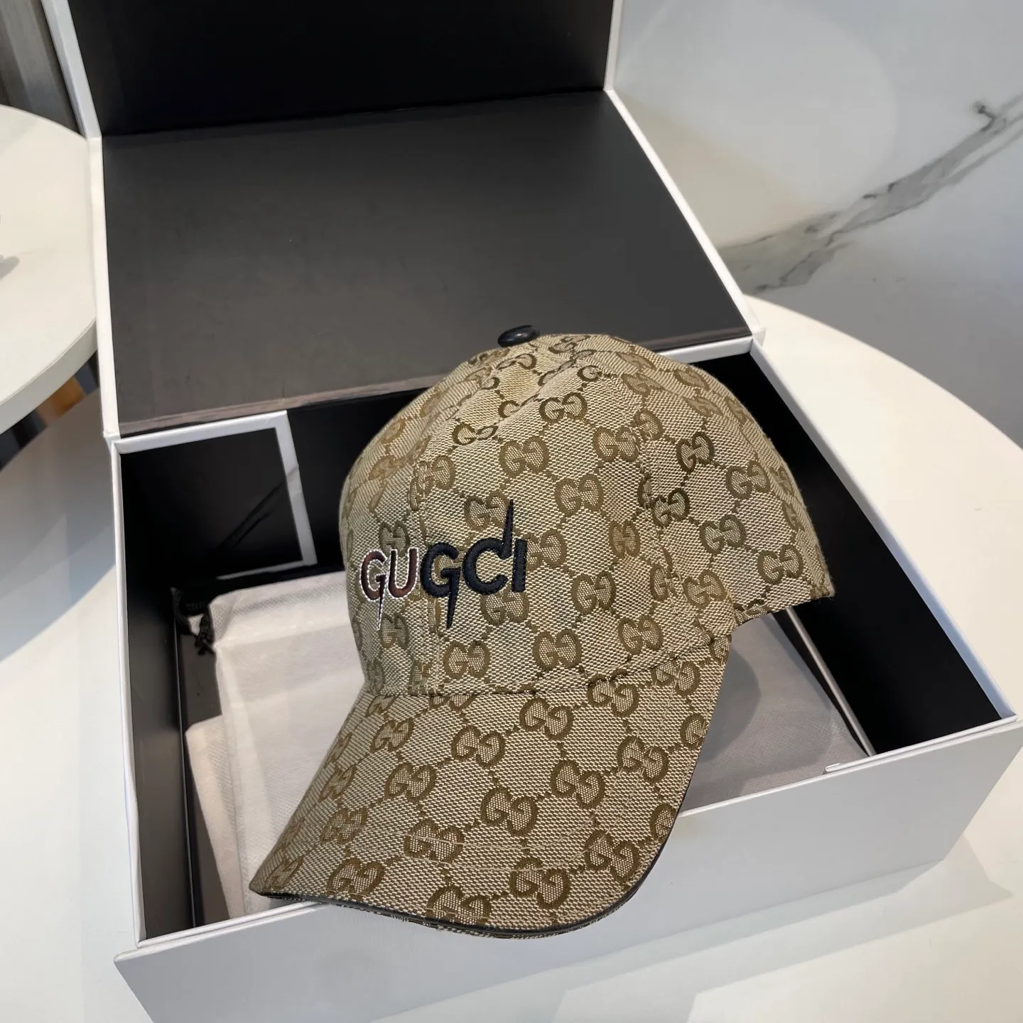 P60 Gucci (Gucci) classic original baseball cap😍Customized with 1:1 mold opening at the counter, the highest version, the original canvas is light and breathable! Photographed in real life, suitable for men and women in all seasons, basic head circumference 56cm, adjustable patches.