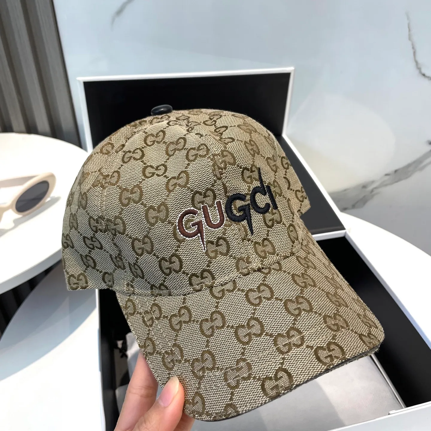 P60 Gucci (Gucci) classic original baseball cap😍Customized with 1:1 mold opening at the counter, the highest version, the original canvas is light and breathable! Photographed in real life, suitable for men and women in all seasons, basic head circumference 56cm, adjustable patches.