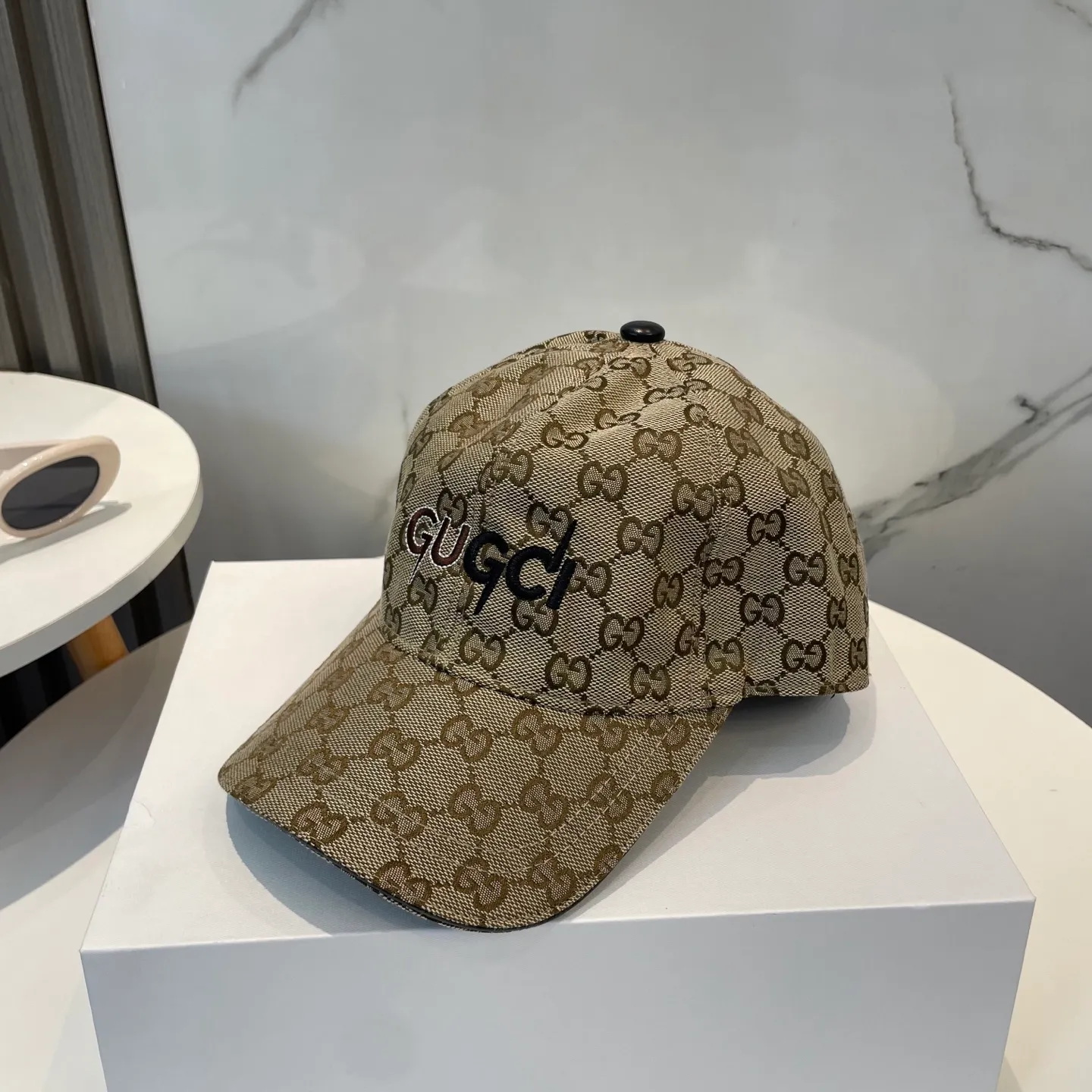 P60 Gucci (Gucci) classic original baseball cap😍Customized with 1:1 mold opening at the counter, the highest version, the original canvas is light and breathable! Photographed in real life, suitable for men and women in all seasons, basic head circumference 56cm, adjustable patches.