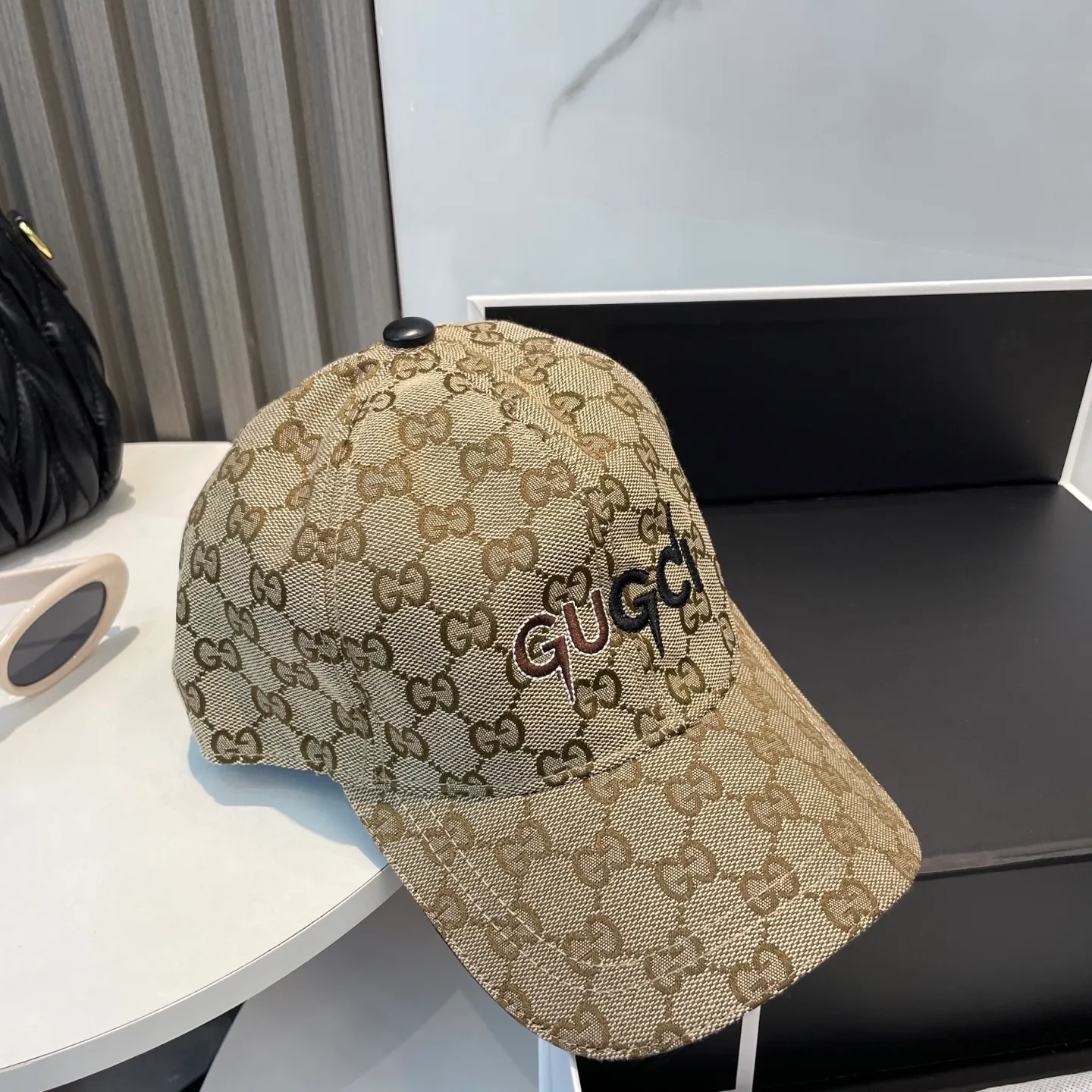 P60 Gucci (Gucci) classic original baseball cap😍Customized with 1:1 mold opening at the counter, the highest version, the original canvas is light and breathable! Photographed in real life, suitable for men and women in all seasons, basic head circumference 56cm, adjustable patches.