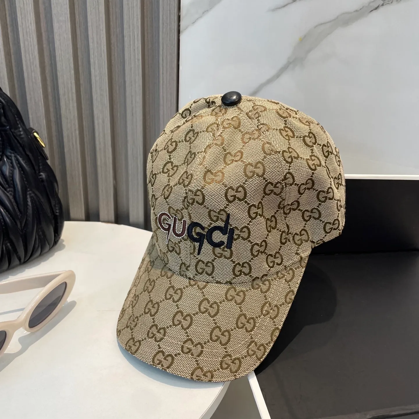 P60 Gucci (Gucci) classic original baseball cap😍Customized with 1:1 mold opening at the counter, the highest version, the original canvas is light and breathable! Photographed in real life, suitable for men and women in all seasons, basic head circumference 56cm, adjustable patches.