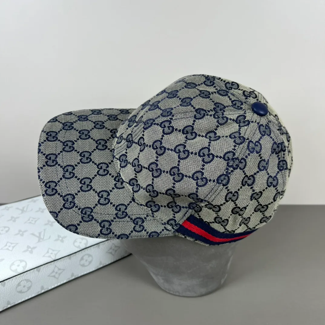 150💰Gucci (Gucci) new model original baseball cap, counter purchase quality 1:1 mold customization, genuine mold opening hardware, original canvas fabric + first-layer cowhide, original factory quality! The quality is great and the patch is adjustable. Accurate matching, perfect integration of details and craftsmanship!