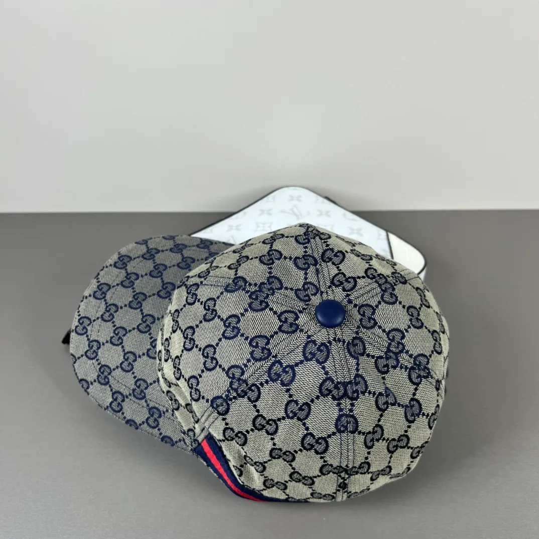 150💰Gucci (Gucci) new model original baseball cap, counter purchase quality 1:1 mold customization, genuine mold opening hardware, original canvas fabric + first-layer cowhide, original factory quality! The quality is great and the patch is adjustable. Accurate matching, perfect integration of details and craftsmanship!