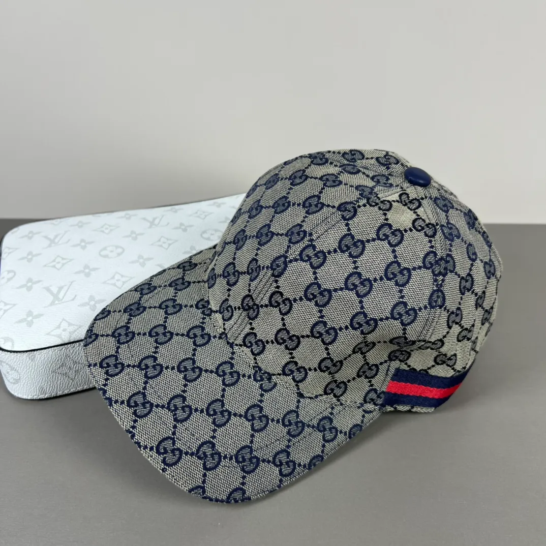 150💰Gucci (Gucci) new model original baseball cap, counter purchase quality 1:1 mold customization, genuine mold opening hardware, original canvas fabric + first-layer cowhide, original factory quality! The quality is great and the patch is adjustable. Accurate matching, perfect integration of details and craftsmanship!