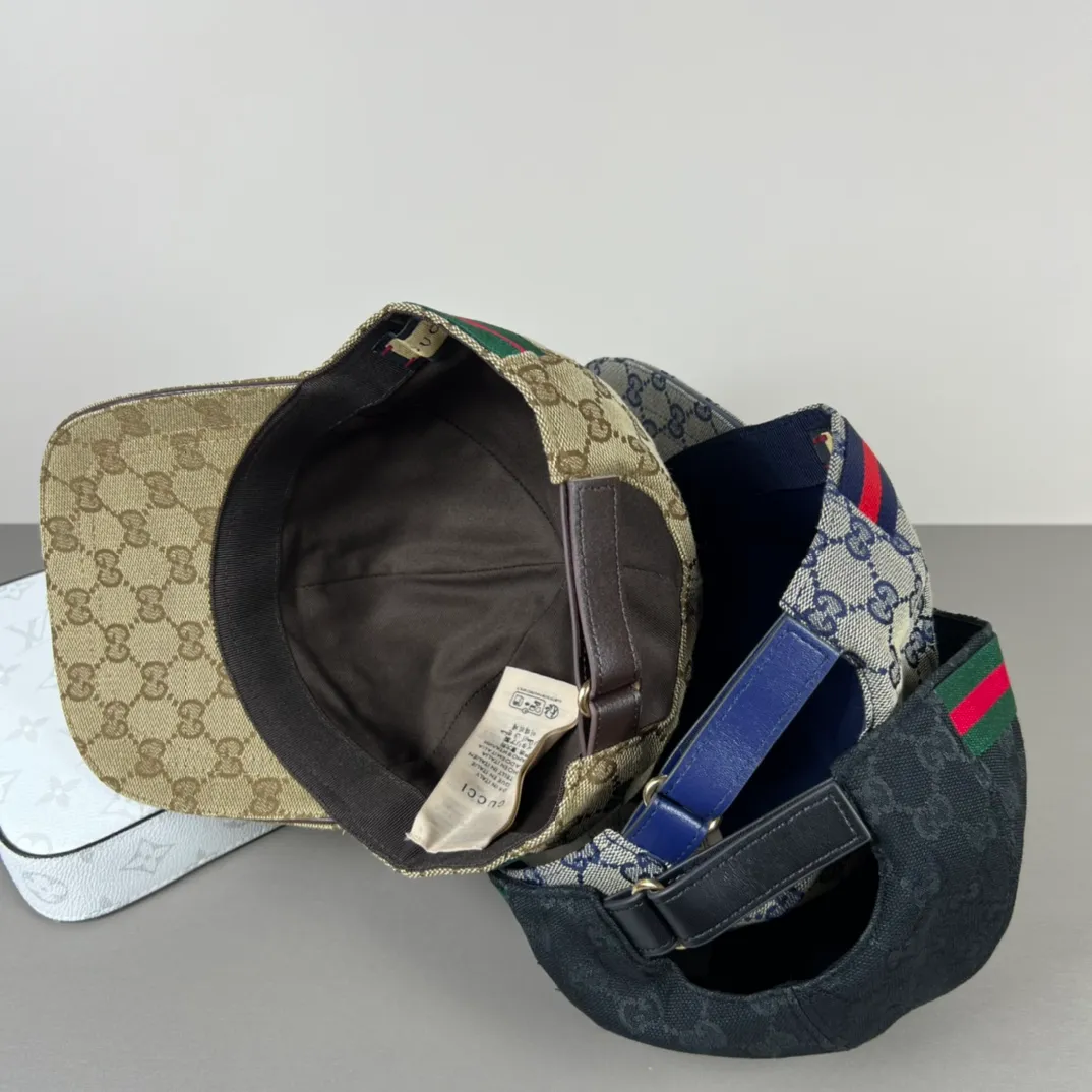 150💰Gucci (Gucci) new model original baseball cap, counter purchase quality 1:1 mold customization, genuine mold opening hardware, original canvas fabric + first-layer cowhide, original factory quality! The quality is great and the patch is adjustable. Accurate matching, perfect integration of details and craftsmanship!