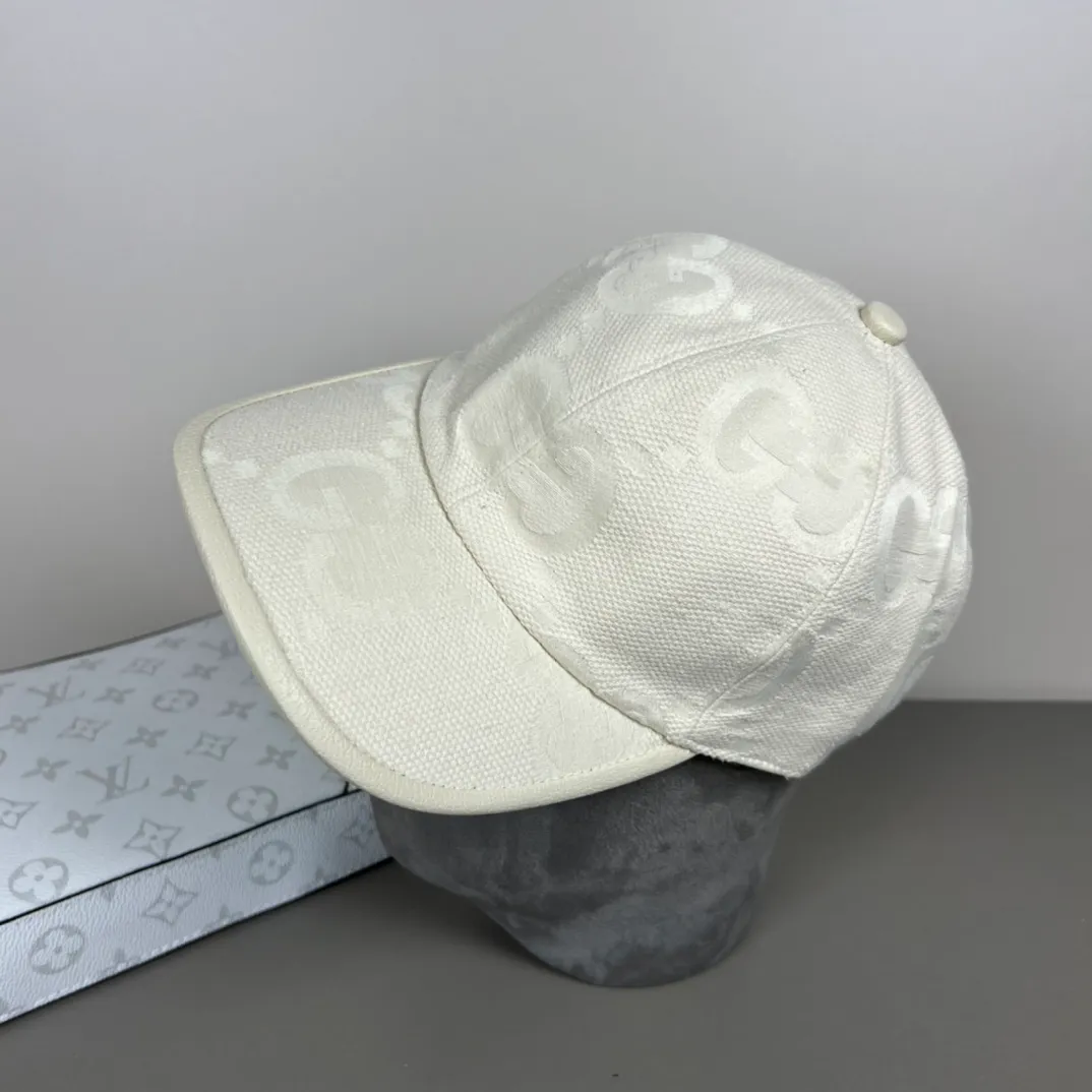 80💰Gucci (Gucci) new original baseball cap, metal small double G, the latest model at the counter, 1:1 mold customization, genuine mold hardware, original canvas fabric + first layer of cowhide, original quality! The quality is great, the basic head circumference is 56cm, and the patch is adjustable.