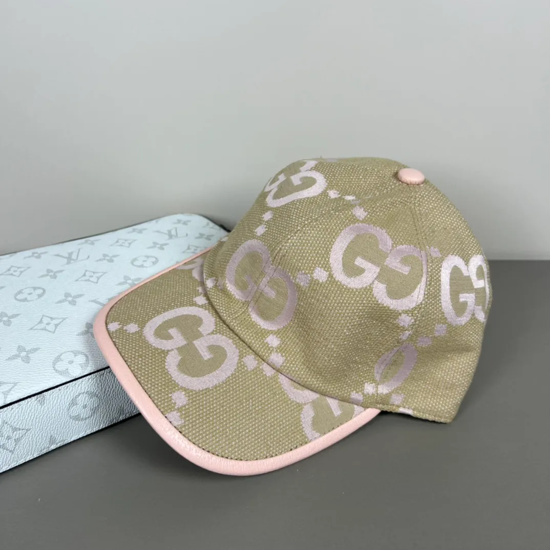 80💰Gucci (Gucci) new original baseball cap, metal small double G, the latest model at the counter, 1:1 mold customization, genuine mold hardware, original canvas fabric + first layer of cowhide, original quality! The quality is great, the basic head circumference is 56cm, and the patch is adjustable.