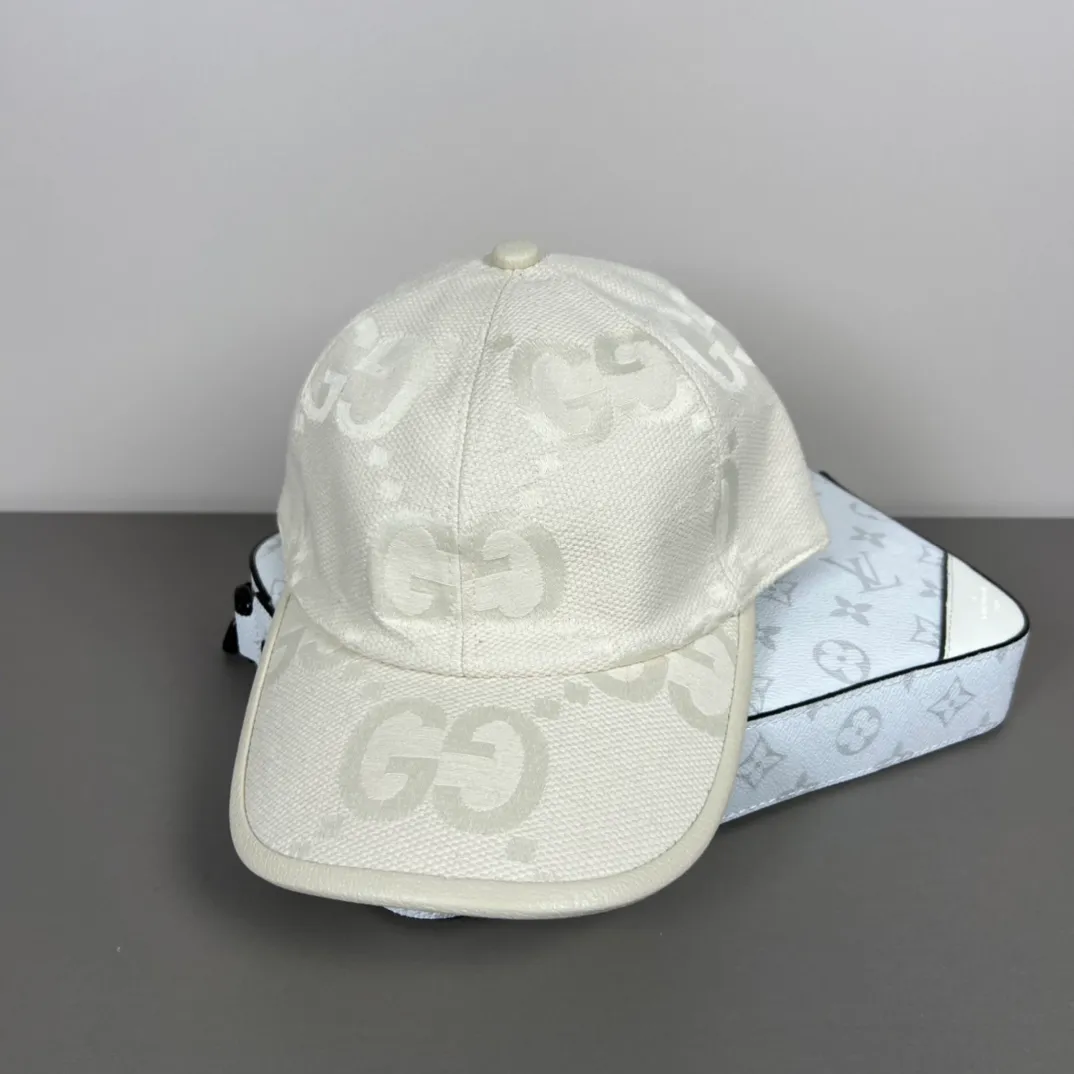 80💰Gucci (Gucci) new original baseball cap, metal small double G, the latest model at the counter, 1:1 mold customization, genuine mold hardware, original canvas fabric + first layer of cowhide, original quality! The quality is great, the basic head circumference is 56cm, and the patch is adjustable.