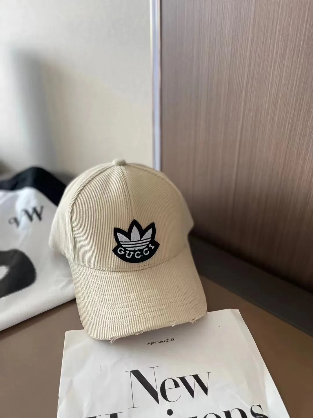 Special batch of 60 adidas x Gucci co-branded corduroy baseball caps 🧢 Gucci held its first show in Milan in two years and announced a shocking collaboration with Adidas! A new spark comes from the collision💥💥