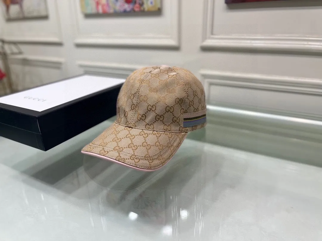 🉐900,000-year-old classic model shipped! Comes with a box bag, Gucci's classic original baseball cap😍😍Customized at a 1:1 mold at the counter, the highest version, original canvas fabric + first-layer cowhide, light and breathable! Photographed in real life, suitable for men and women in all seasons, basic head circumference 56cm, adjustable patches.
