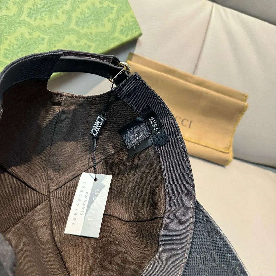 p90 ten thousand year classic model shipped!   , Gucci (Gucci) classic original baseball cap, bee webbing, 1:1 mold opening and customization at the counter, the highest version, original canvas + first-layer cowhide, pure cotton lining, light and breathable! Photographed in real life, suitable for men and women in all seasons, basic head circumference 56cm, adjustable patches.