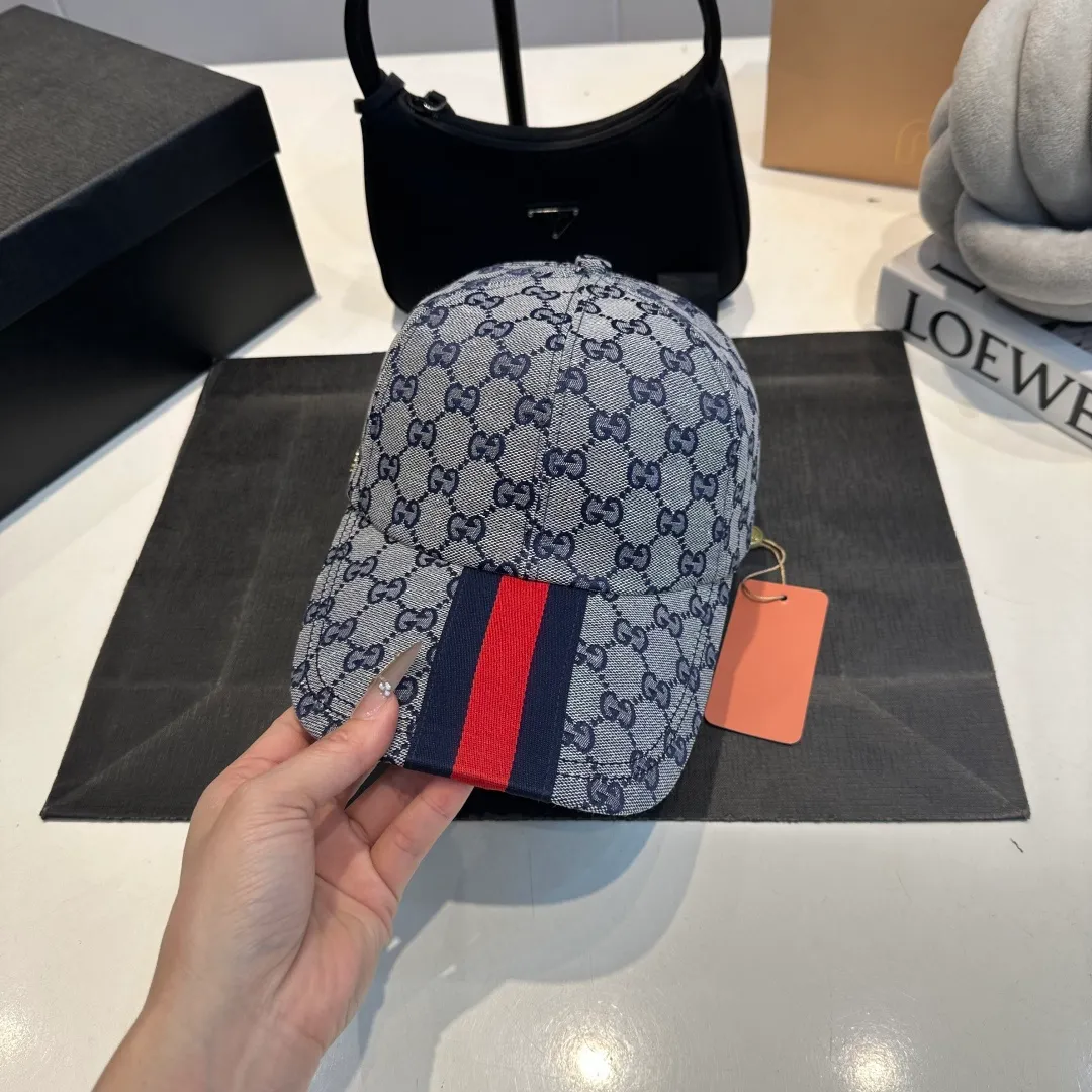 P70 original version shipped! Gucci's latest original baseball cap with wide webbing. 1:1 mold opening and customization at the counter, the highest version, original canvas fabric + first-layer cowhide, light and breathable! Photographed in real life, suitable for men and women in all seasons, basic head circumference 56