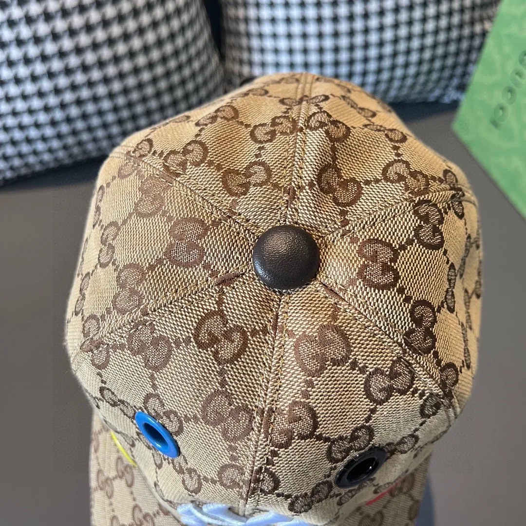 🉐️90 NY&Gucci (Gucci) cooperation baseball cap, the latest model at the counter, NY embroidery, 1:1 mold opening and customization, original breathable canvas fabric + first-layer cowhide, perfect details, original quality, exclusive physical shooting, suitable for men and women.    , 3 colors are in stock at the counter!