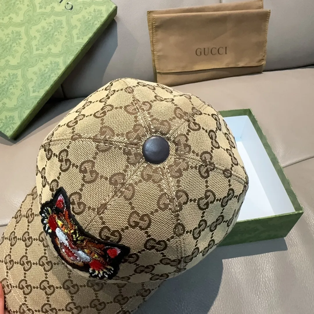 P90, Gucci (Gucci) new original baseball cap, tiger head embroidery, 1:1 mold customization, heavy embroidery, details comparable to counters, original canvas fabric + first-layer cowhide, excellent quality! The first choice for handsome men and beautiful women, fashionable and versatile. The basic head circumference is 56cm, and the patch is adjustable.