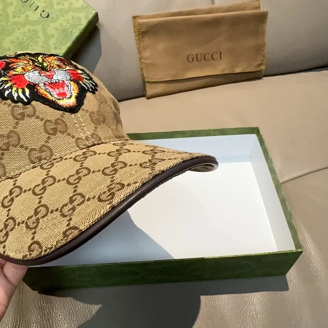 P90, Gucci (Gucci) new original baseball cap, tiger head embroidery, 1:1 mold customization, heavy embroidery, details comparable to counters, original canvas fabric + first-layer cowhide, excellent quality! The first choice for handsome men and beautiful women, fashionable and versatile. The basic head circumference is 56cm, and the patch is adjustable.