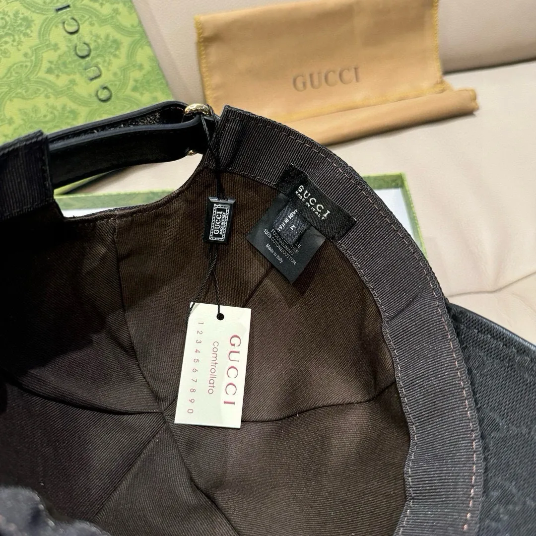 p90, Gucci (Gucci) classic original baseball cap, five-star webbing, 1:1 mold customization, original canvas + first-layer cowhide, popular purchasing agent, versatile style for men and women, great quality! The basic head circumference is 56cm, and the patch is adjustable.