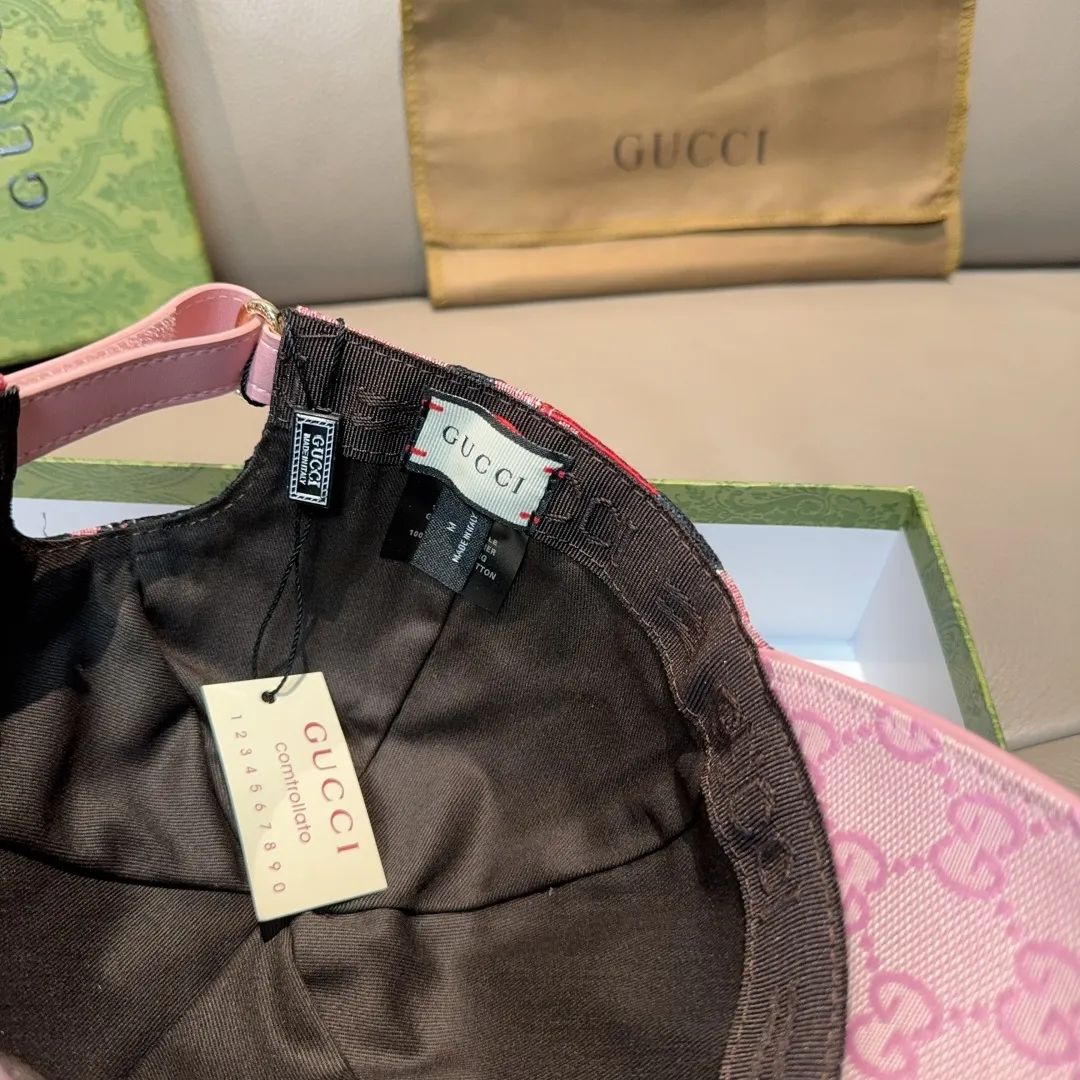 p90 Gucci 2025 new model, Gucci (Gucci) new original baseball cap😍Graffiti art baseball cap😍Customized at 1:1 mold opening at the counter, the highest version, original canvas fabric + first layer of cowhide, light and breathable! Photographed in real life, suitable for men and women in all seasons, basic head circumference 56cm, adjustable patches.