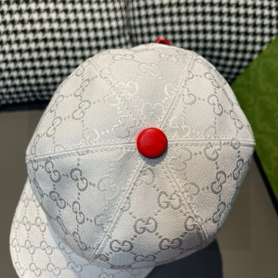 Batch of 900,000-year-old classic models shipped!   , Gucci (Gucci) classic original baseball cap 😍😍 1:1 mold opening and customization at the counter, the highest version, original canvas fabric + first layer of cowhide, light and breathable! Photographed in real life, suitable for men and women in all seasons, basic head circumference 56cm, adjustable patches.